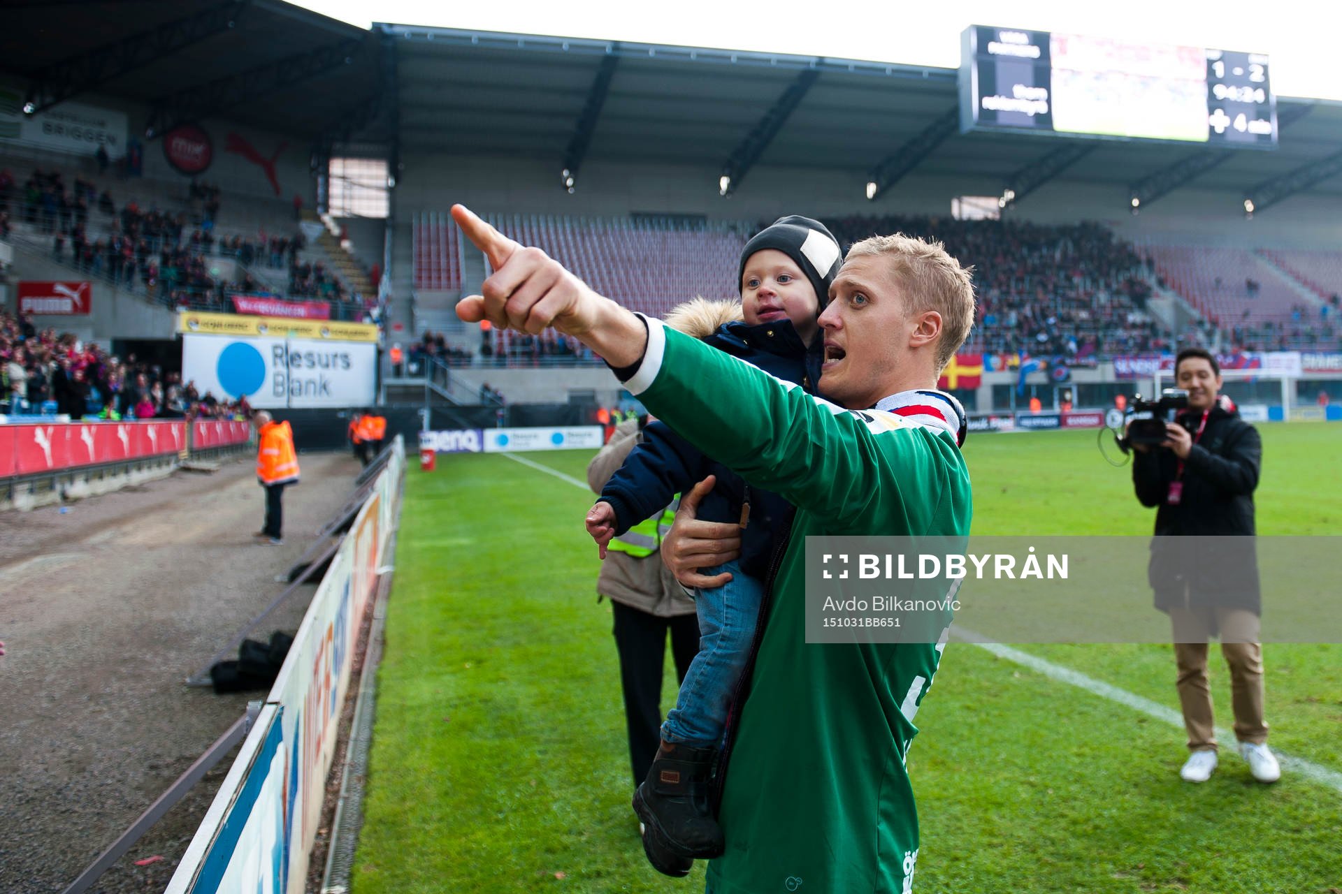 Helsingborgs målvakt Pär Hansson med sonen i armar tackar