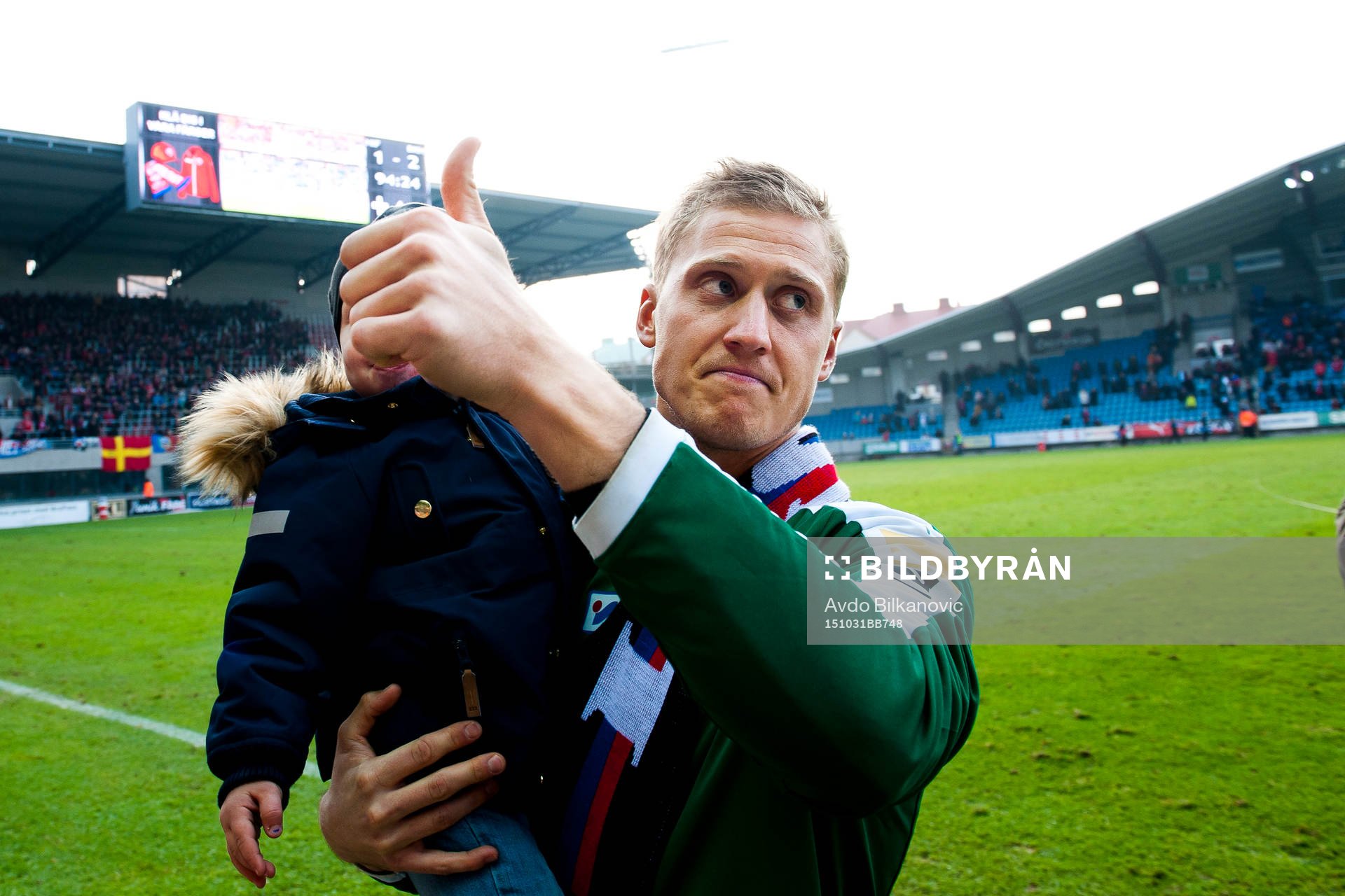 Helsingborgs målvakt Pär Hansson med sonen i armar tackar