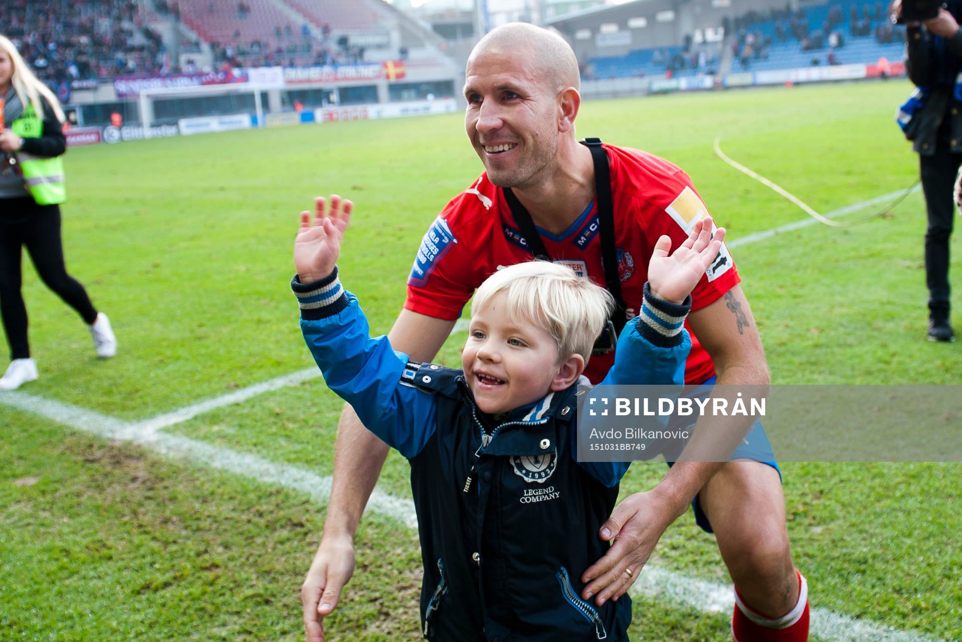 Helsingborgs Mattias Lindström med sonen i armar tackar