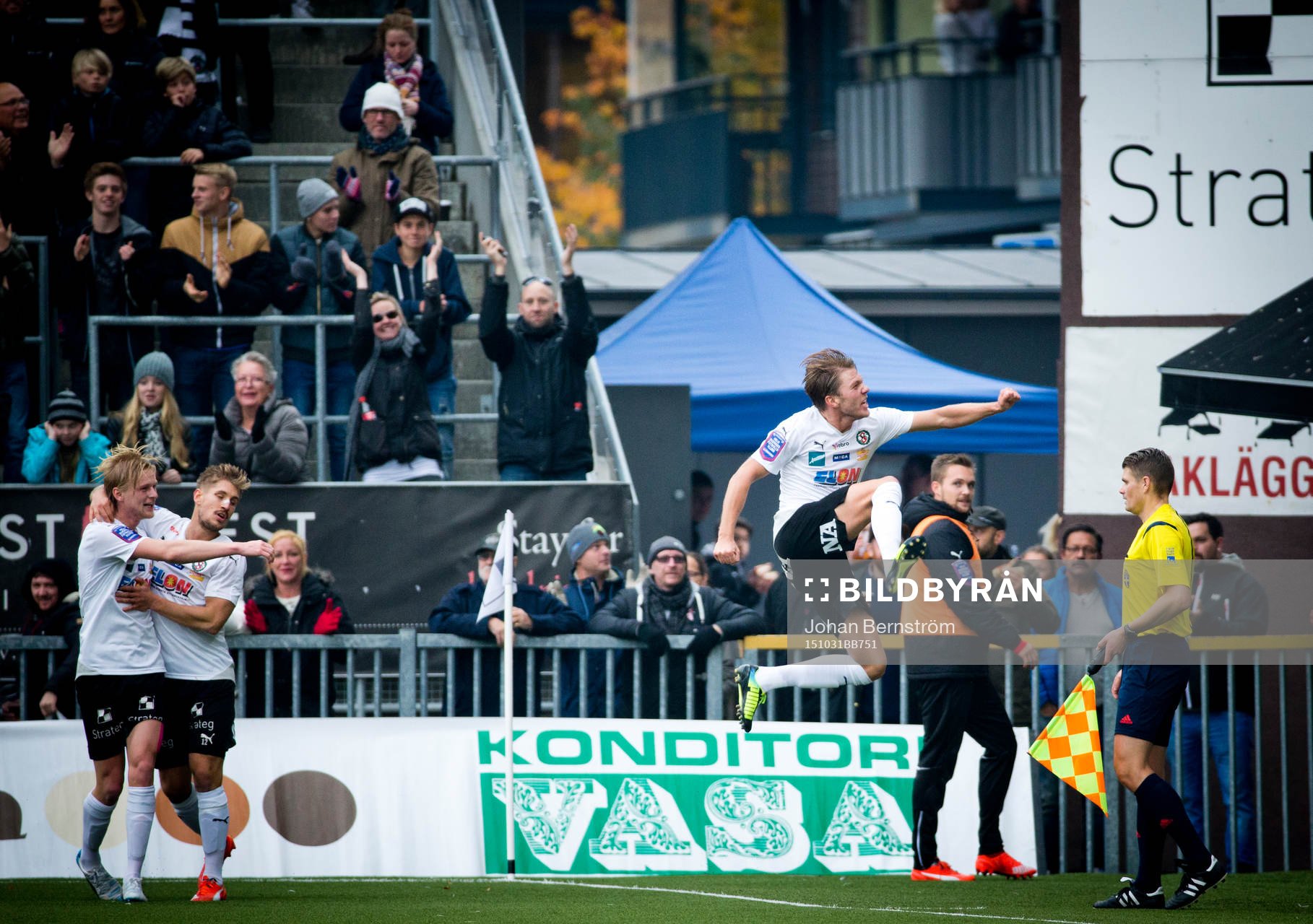 Örebros Martin Broberg gör 1-0 och jublar