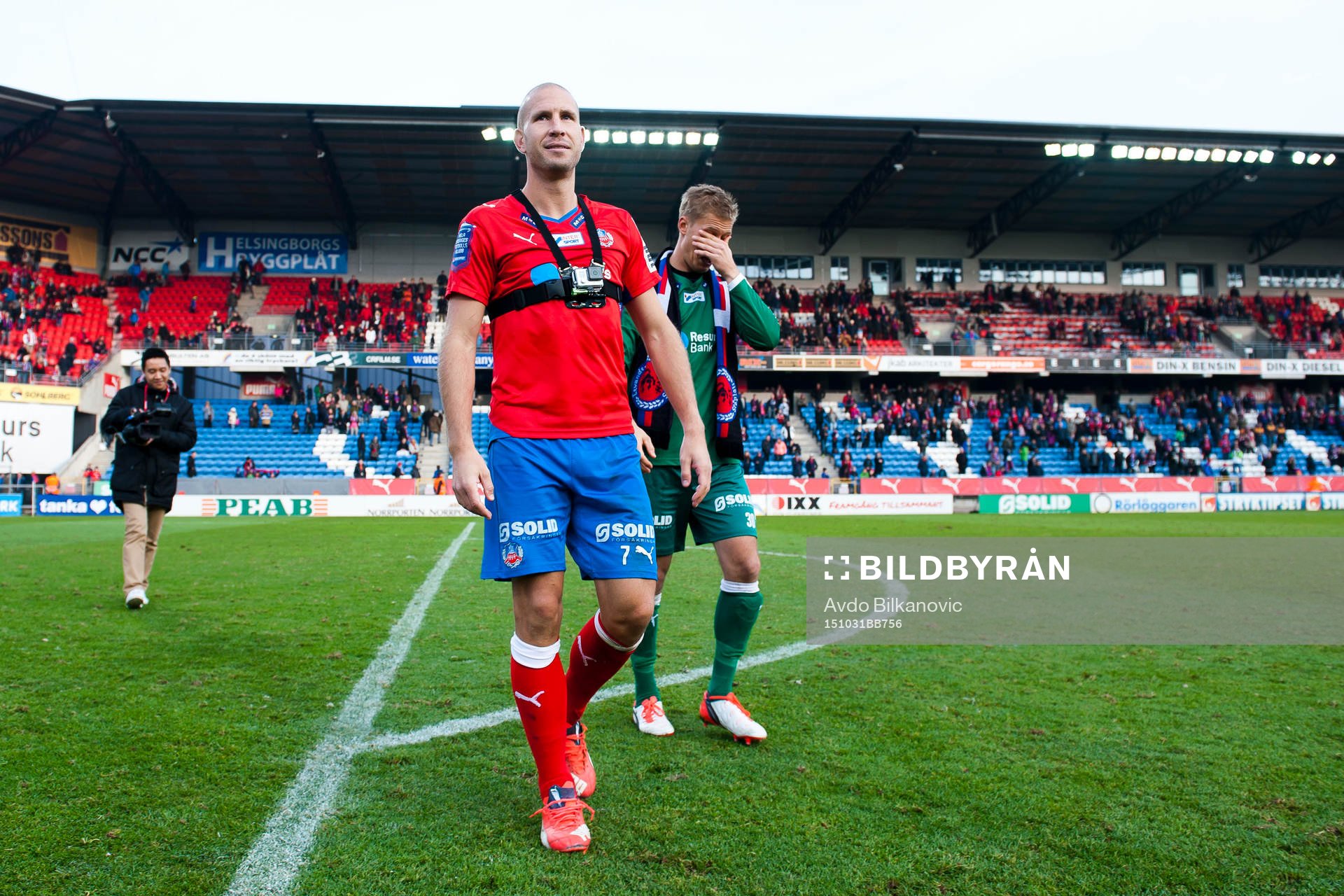 Helsingborgs Mattias Lindström och målvakt Pär Hansson lämnar planen efter slutsignalen under fotbollsmatchen i Allsvenskan mellan Helsingborg HIF och BK Häcken den 31 oktober 2015 i Helsingborg