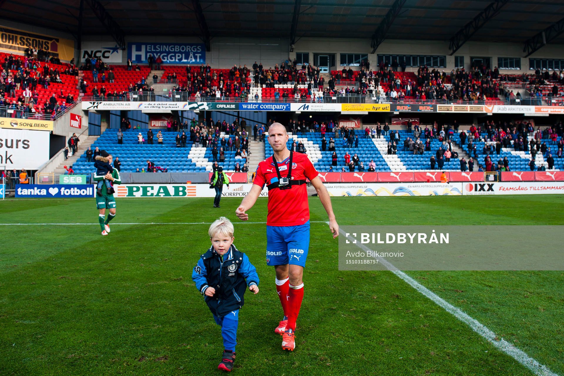Helsingborgs Mattias Lindström med sonen i armar tackar