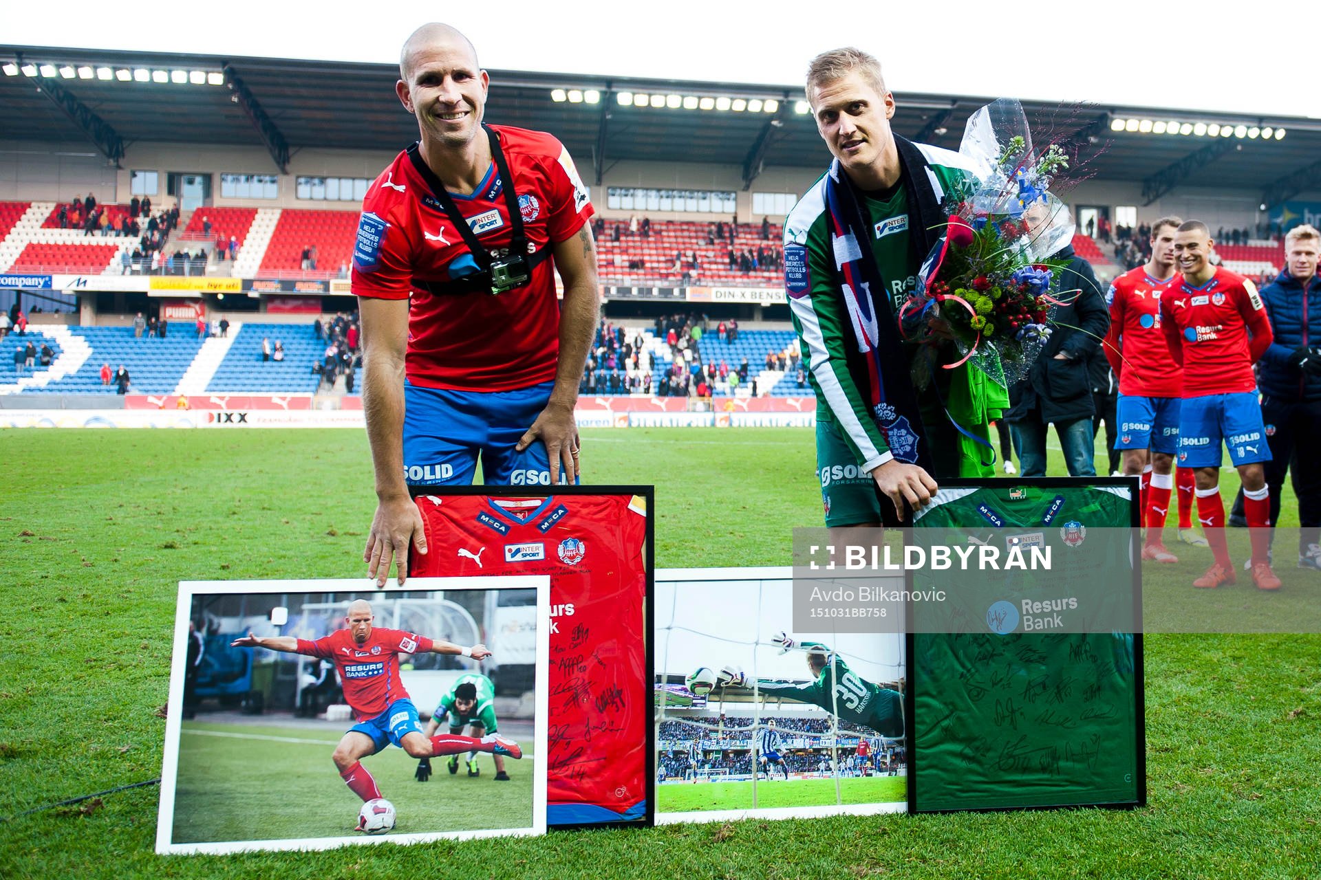 Helsingborgs Mattias Lindström målvakt Pär Hansson med presenter efter fotbollsmatchen i Allsvenskan mellan Helsingborg HIF och BK Häcken den 31 oktober 2015 i Helsingborg
