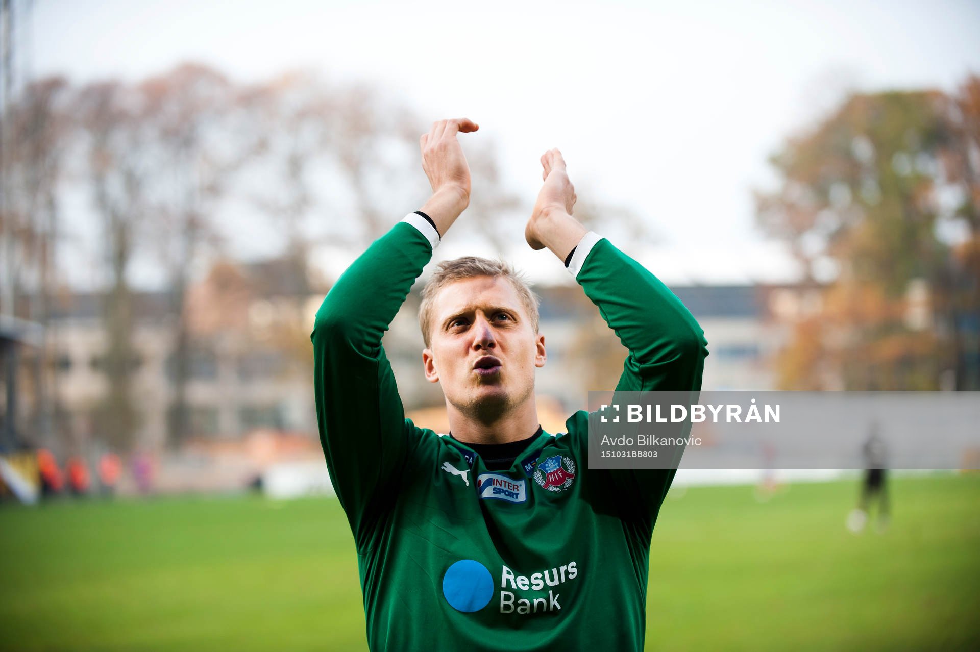 Helsingborgs målvakt Pär Hansson tackar