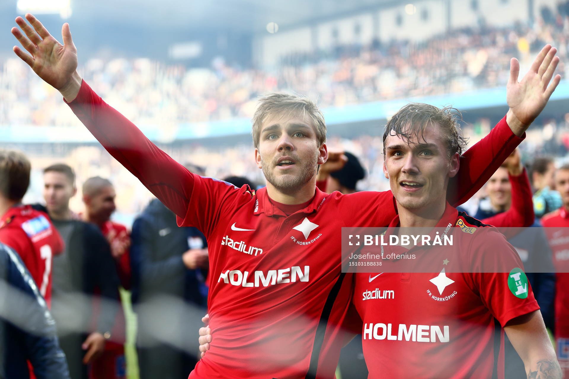 Norrköpings Christoffer Nyman och Linus Wahlqvist firar efter fotbollsmatchen i Allsvenskan mellan Malmö FF och Norrköping den 31 oktober 2015 i Malmö. 