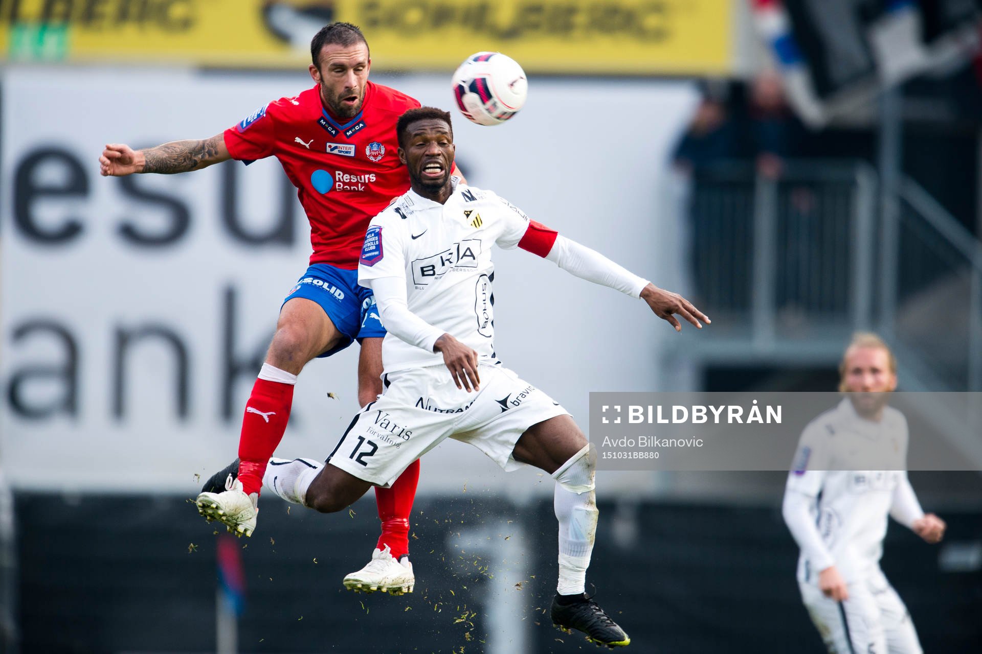 Helsingborgs Rade Prica och Häckens Mohammed Abubakari  i