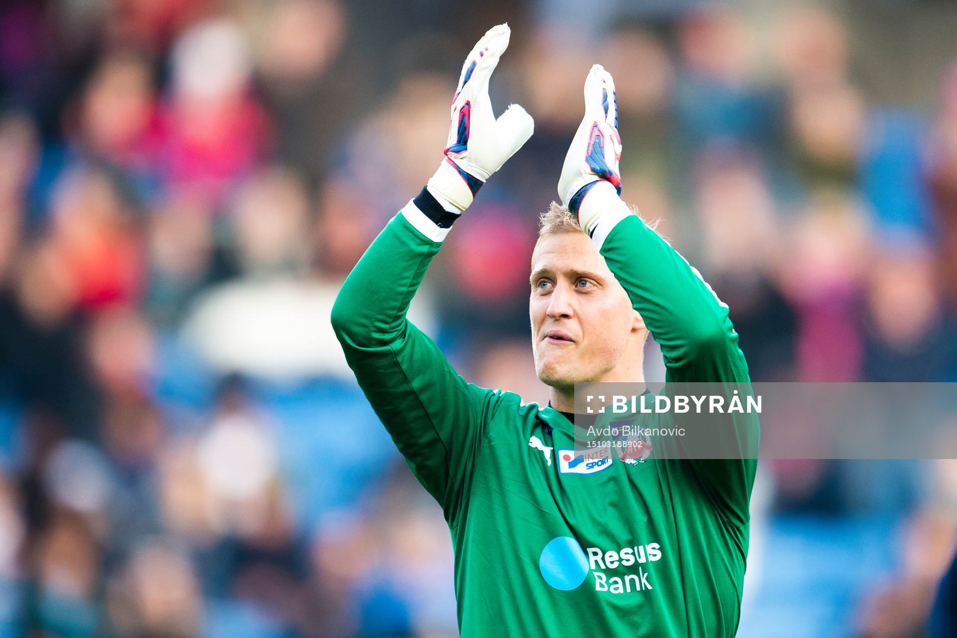 Helsingborgs målvakt Pär Hansson tackar