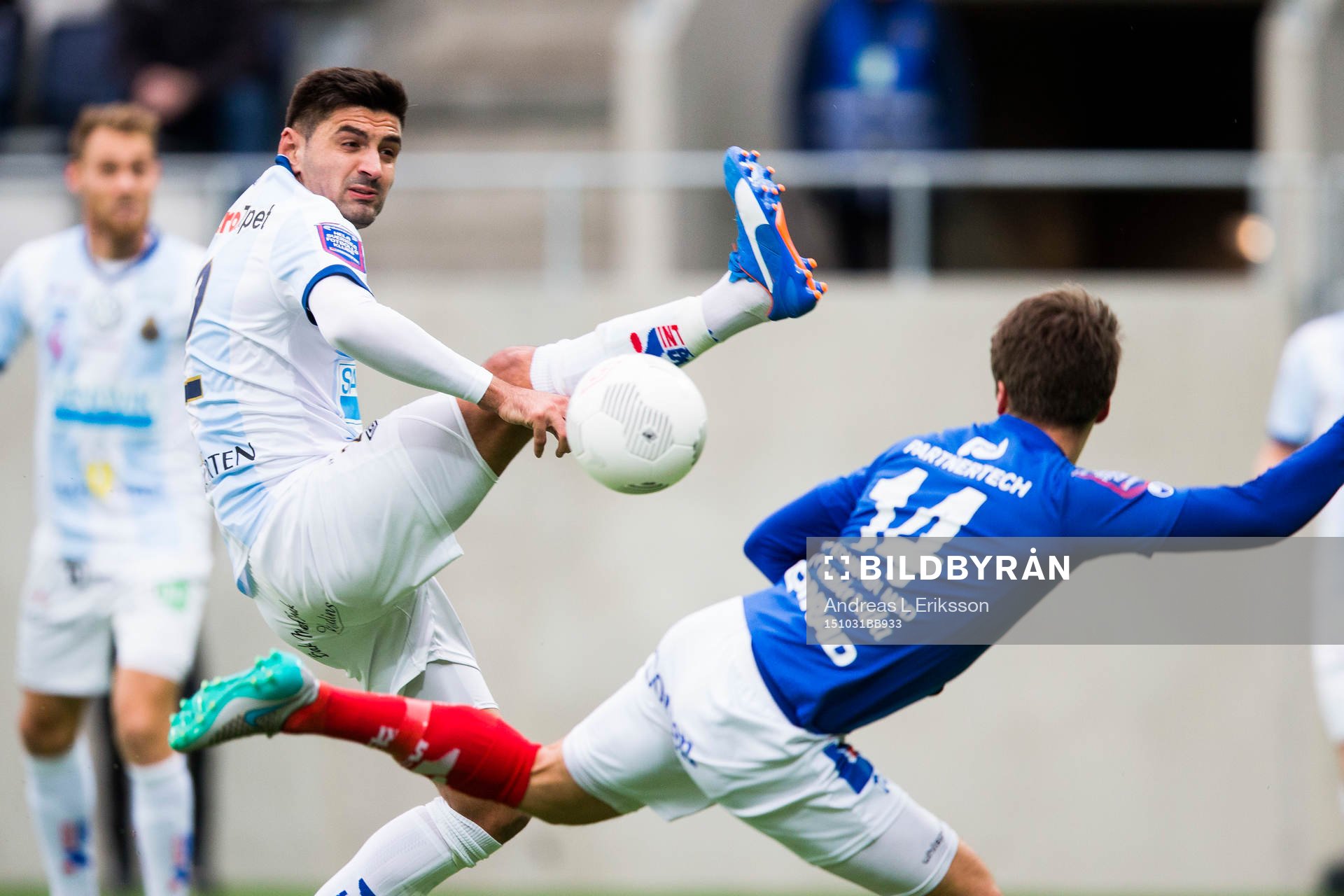 Gefles Ilir Berisha ser på när Åtvidabergs Simon Skrabb