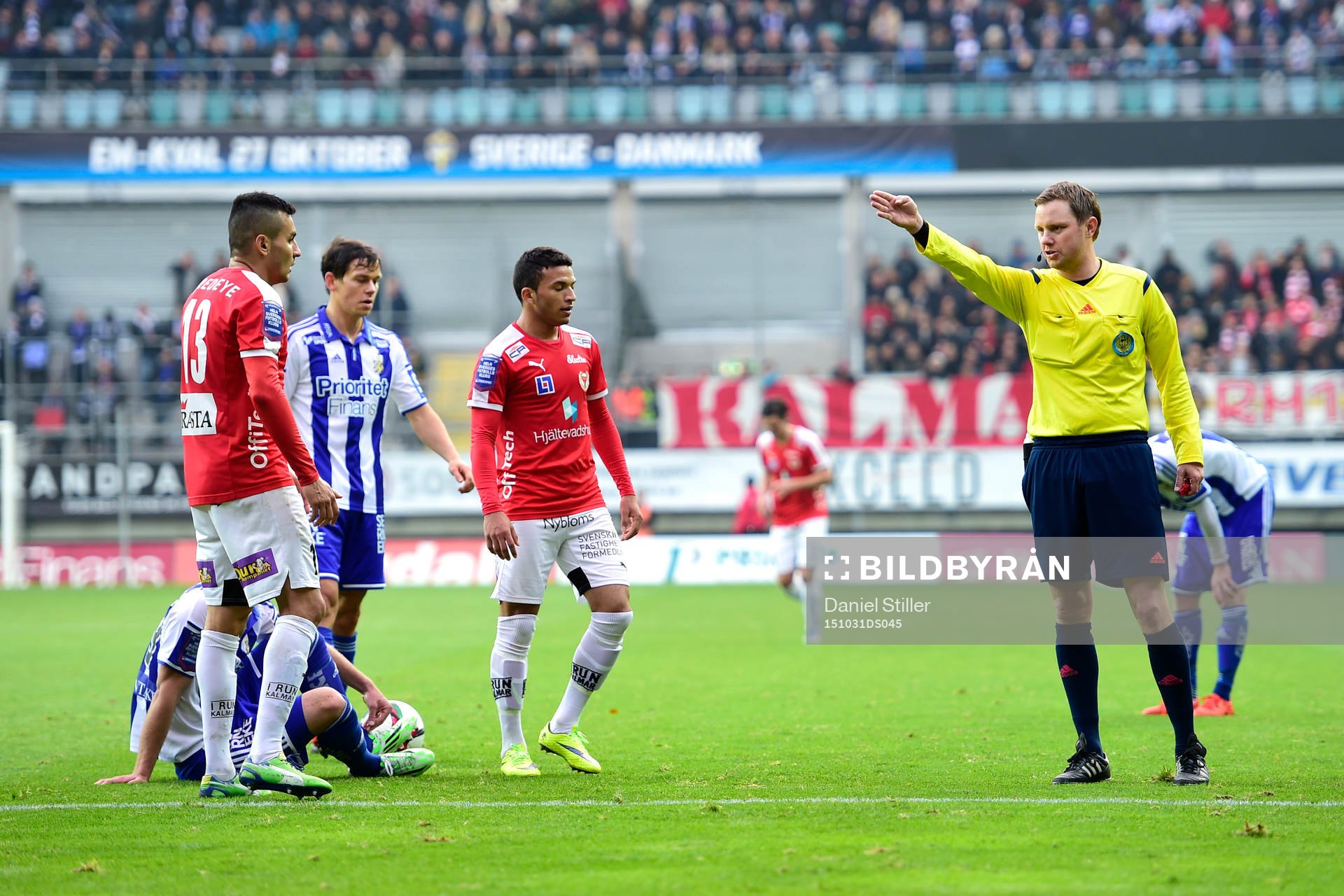 Domare Markus Strömbergsson dömer frispark för IFK