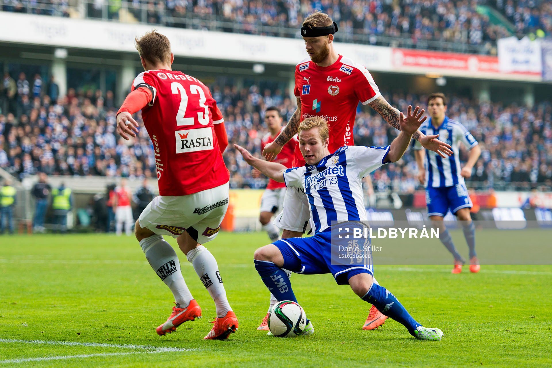 IFK Göteborgs Gustav Engvall i kamp med Kalmars Viktor Elm och Marcus Nilsson under fotbollsmatchen i Allsvenskan mellan IFK Göteborg och Kalmar den 31 oktober 2015 i Göteborg.