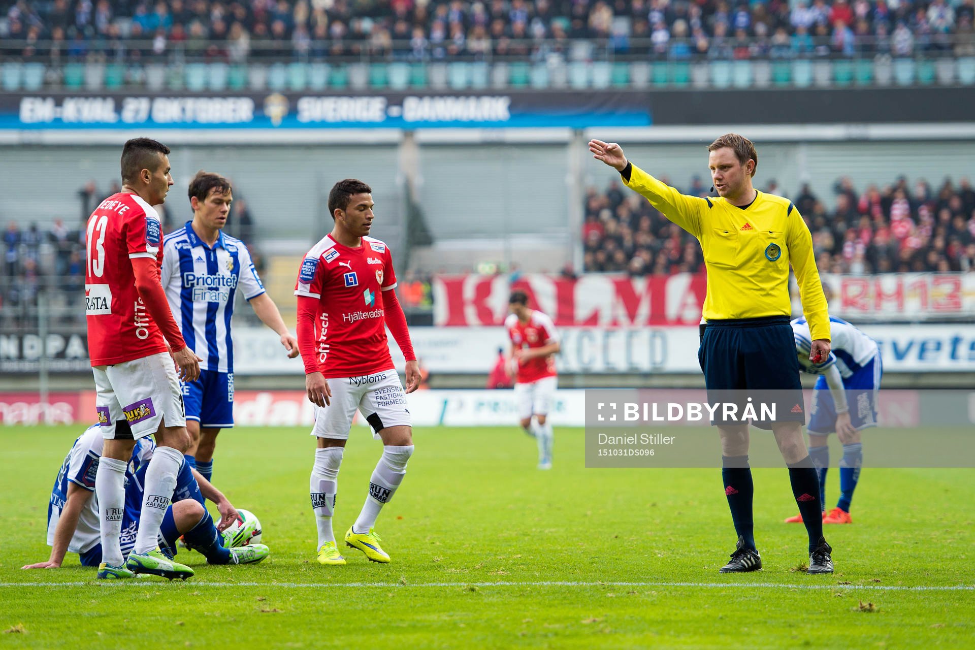 Domare Marcus Strömbergsson under fotbollsmatchen i Allsvenskan mellan IFK Göteborg och Kalmar den 31 oktober 2015 i Göteborg.