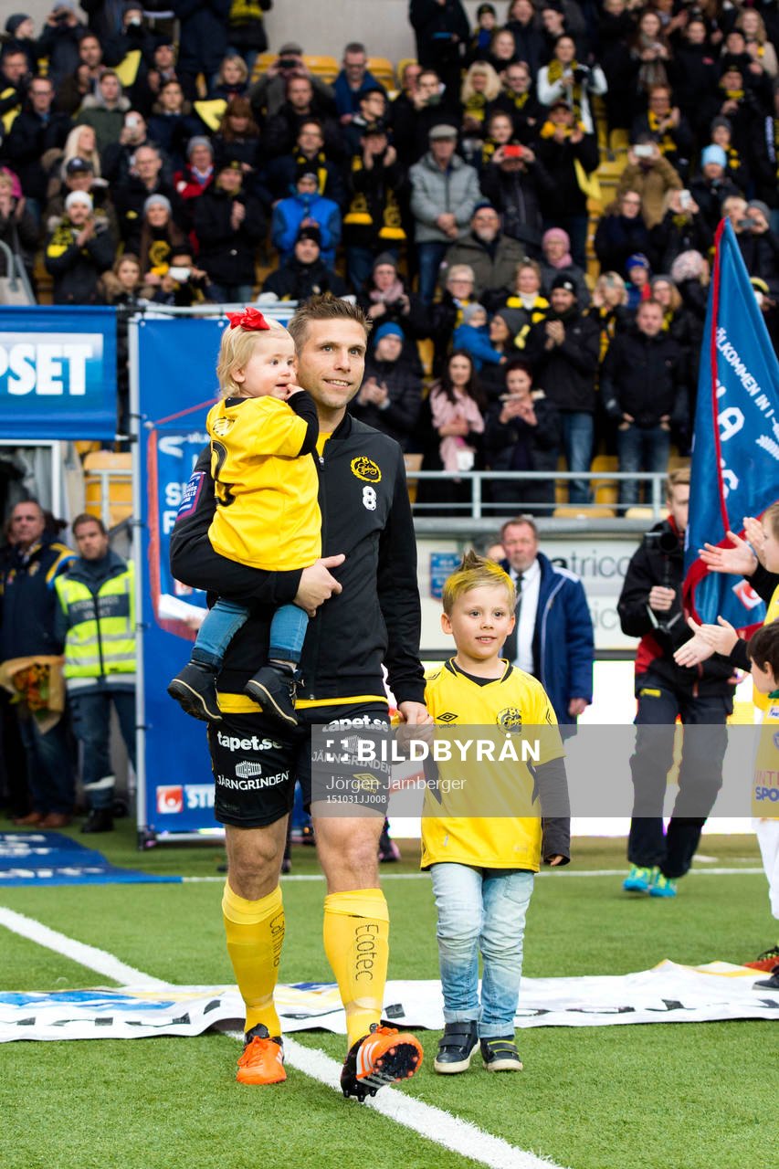 Elfsborgs Anders Svensson tackas av innan en fotbollsmatch