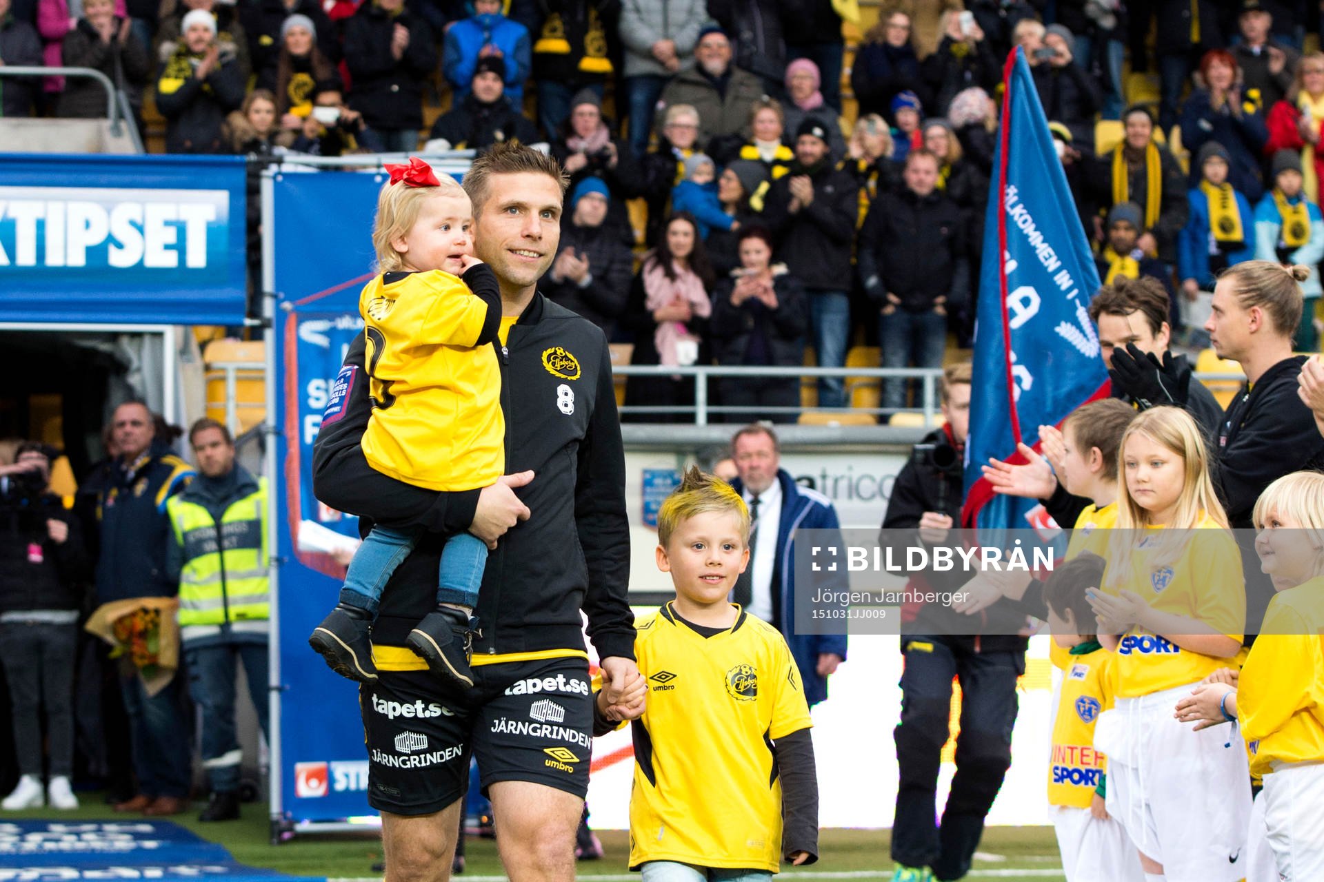 Elfsborgs Anders Svensson tackas av innan en fotbollsmatch