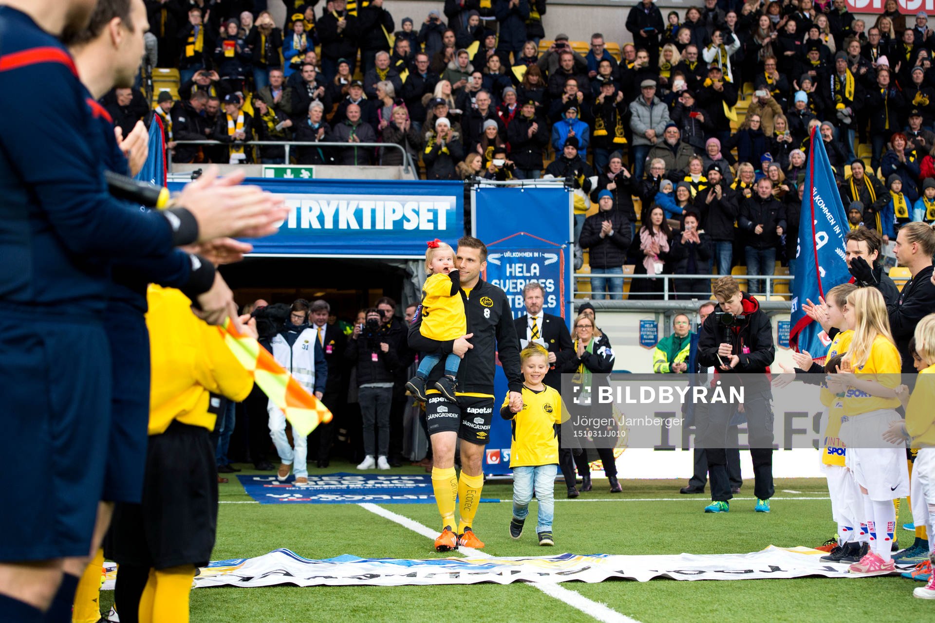 Elfsborgs Anders Svensson tackas av innan en fotbollsmatch