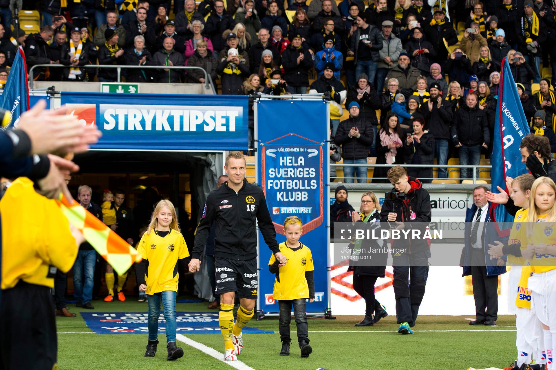 Elfsborgs Andreas Klarström tackas av innan en