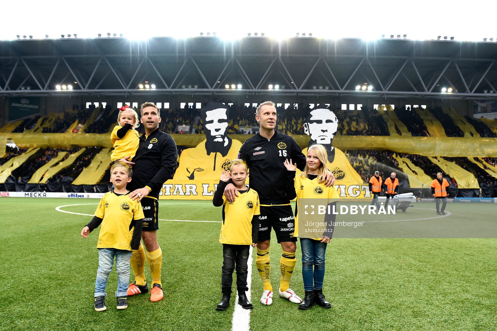 Elfsborgs Anders Svensson och Andreas Klarström tackas av
