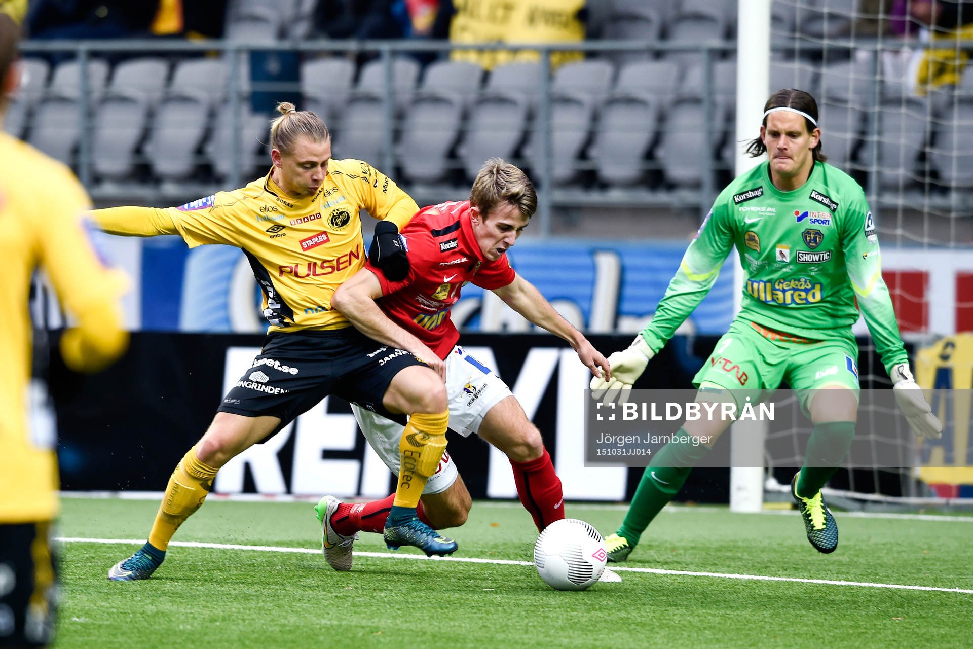 Elfsborgs Simon Hedlund i närkamp med Falkenbergs Adam Eriksson framför målvakt Otto Martler under en fotbollsmatch i Allsvenskan mellan Elfsborg och Falkenberg den 31 oktober 2015 i Borås.