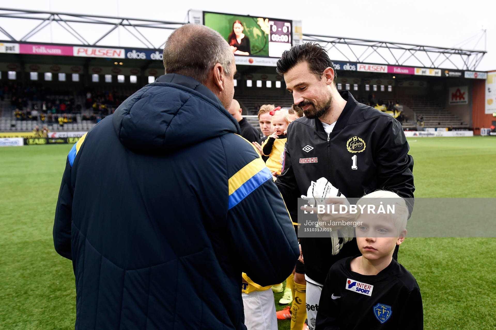 Elfsborgs målvakt Kevin Stuhr Ellegaard får pris av