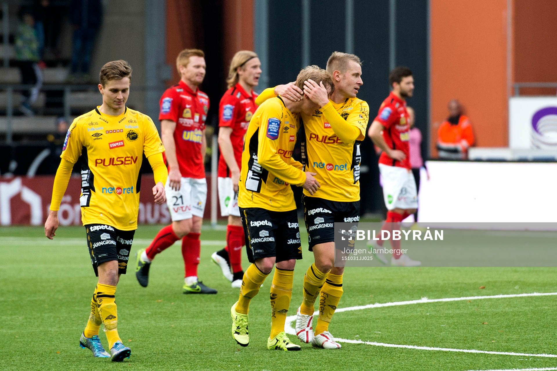 Elfsborgs Simon Lundevall klappas om