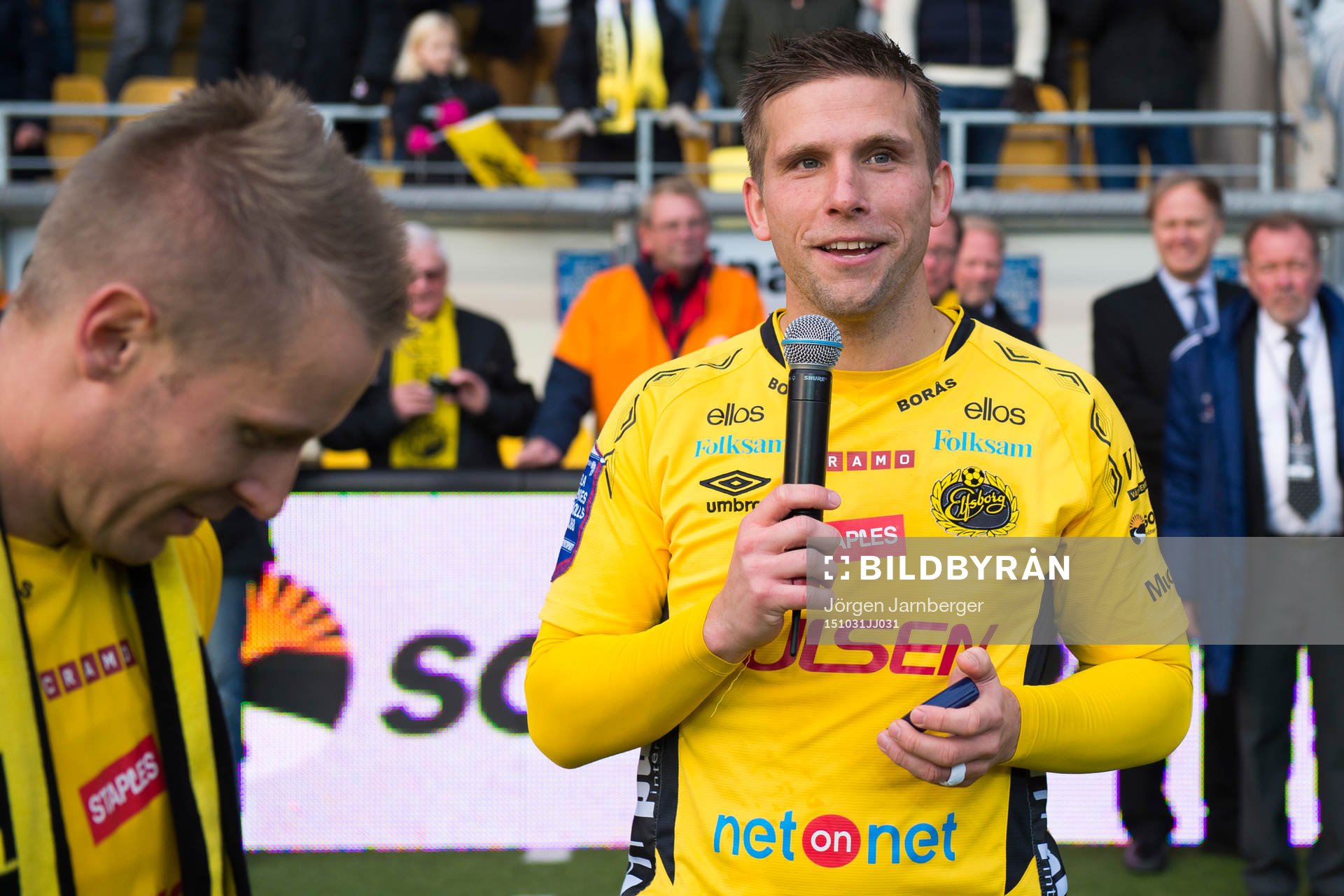 Elfsborgs Anders Svensson håller tal till publiken