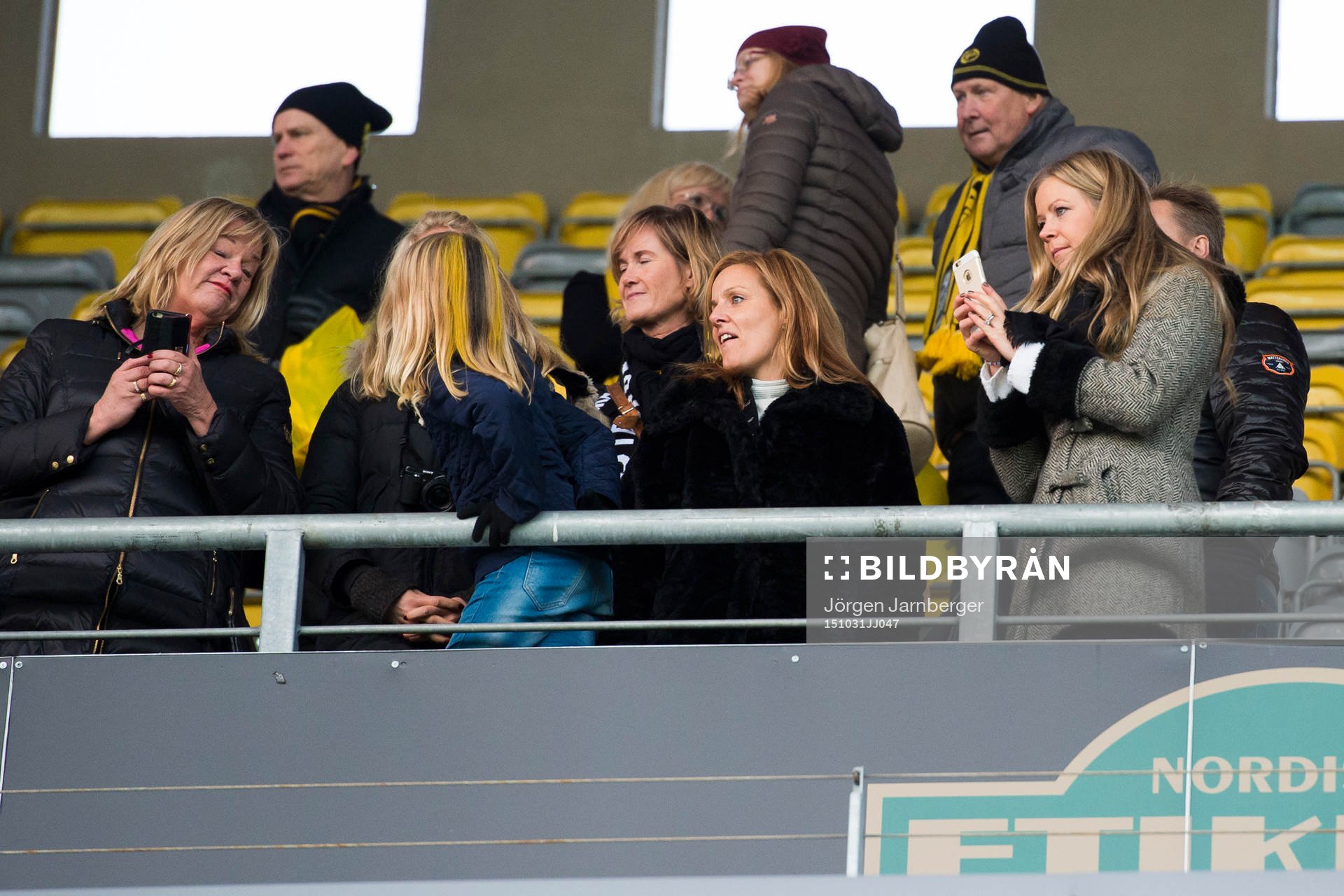 Elfsborgs Anders Svensson fru Emma Svensson filmar medan