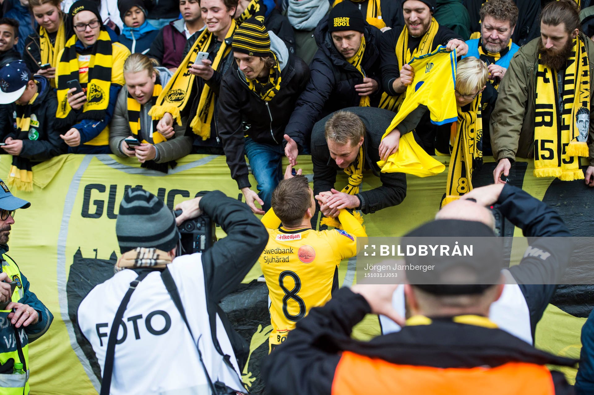 Elfsborgs Anders Svensson tackas av av publiken