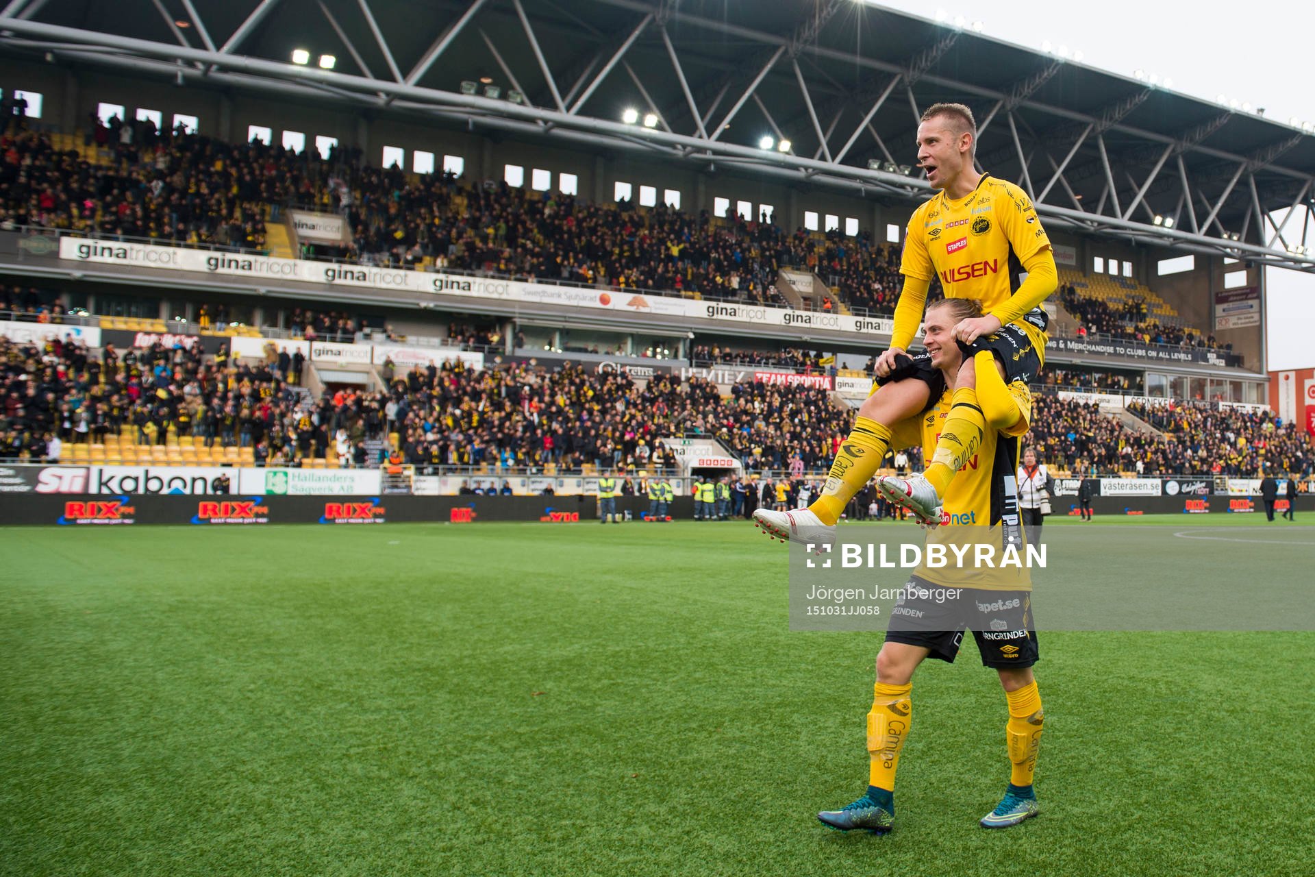 Elfsborgs Andreas Klarström bärs på axlarna av Simon