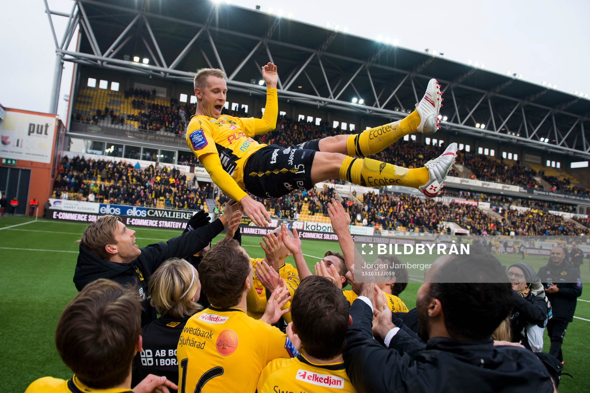 Elfsborgs Andreas Klarström hissas i luften