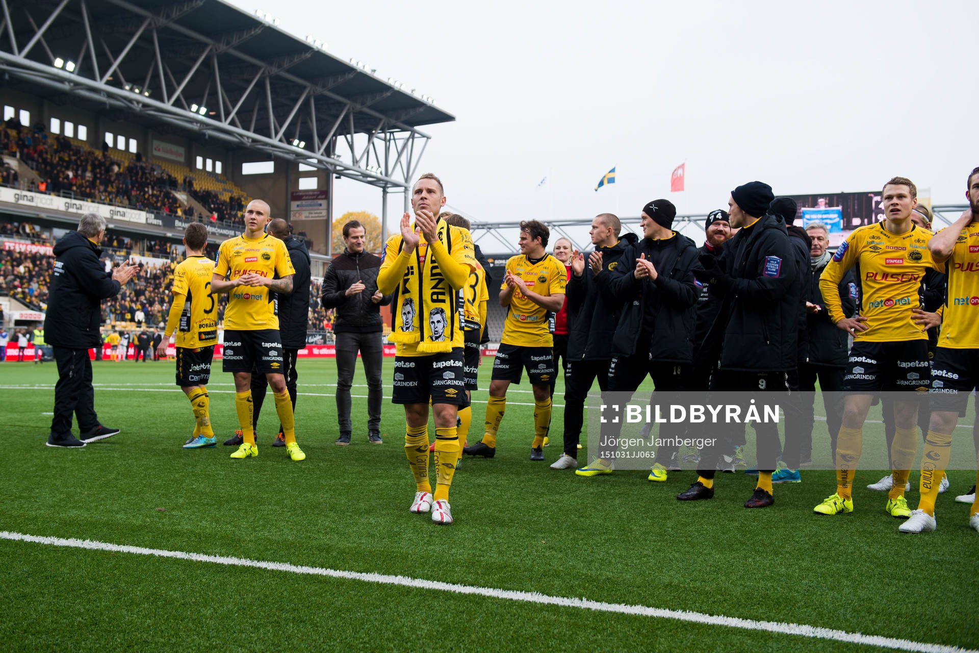 Elfsborgs Andreas Klarström tackar publiken efter sin sista allsvenska match efter en fotbollsmatch i Allsvenskan mellan Elfsborg och Falkenberg den 31 oktober 2015 i Borås.