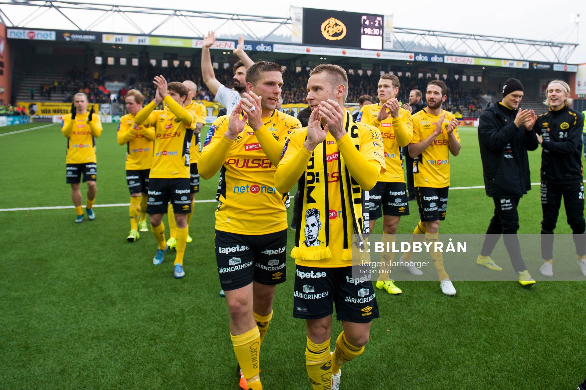 Elfsborgs spelare med Anders Svensson och Andreas Klarström i spetsen tackar publiken efter en fotbollsmatch i Allsvenskan mellan Elfsborg och Falkenberg den 31 oktober 2015 i Borås.