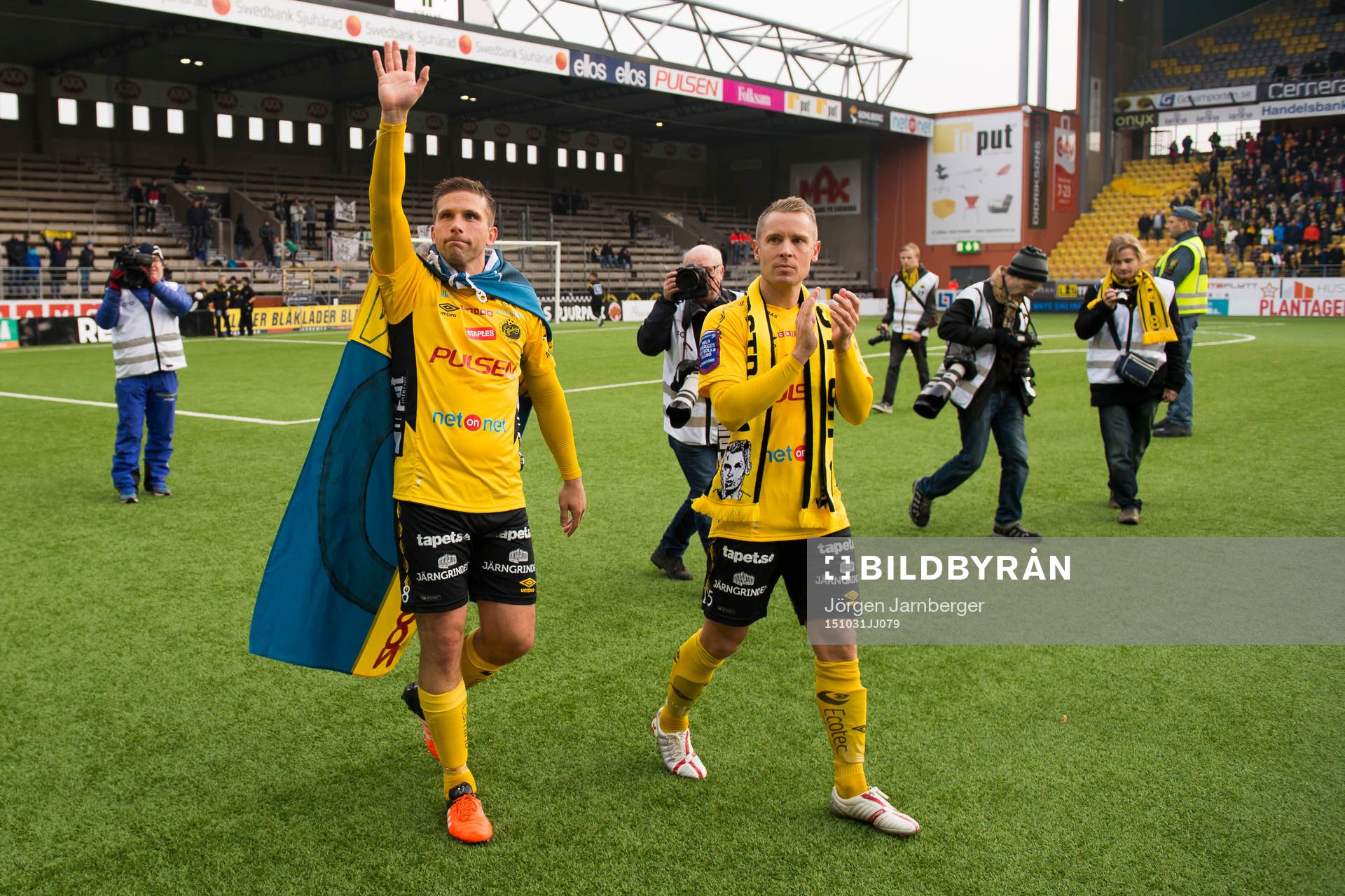 Elfsborgs Anders Svensson och Andreas Klarström tackar publiken efter en fotbollsmatch i Allsvenskan mellan Elfsborg och Falkenberg den 31 oktober 2015 i Borås.
