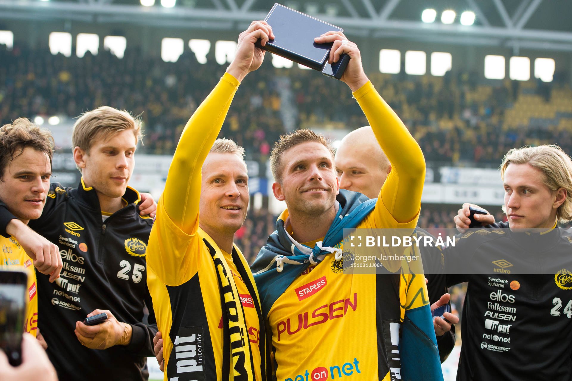 Elfsborgs målvakt Kevin Stuhr Ellegaard (ej i bild) överlät till Andreas Klarström och Anders Svensson att ta emot priset som fyra i årets Allsvenska under prisceremonin efter en fotbollsmatch i Allsvenskan mellan Elfsborg och Falkenberg den 31 oktober 2015 i Borås.