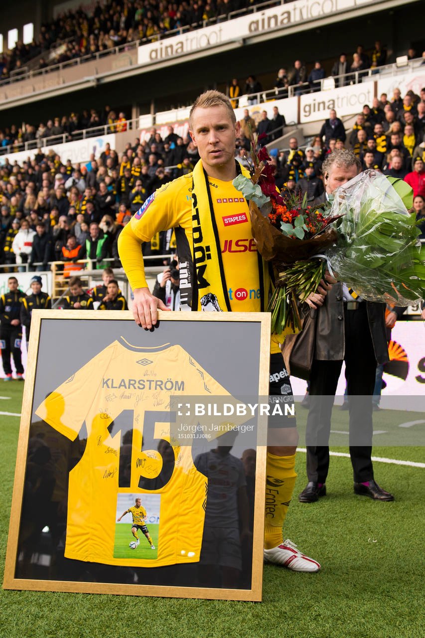 Elfsborgs Andreas Klarström med blommor gåvan han fått i