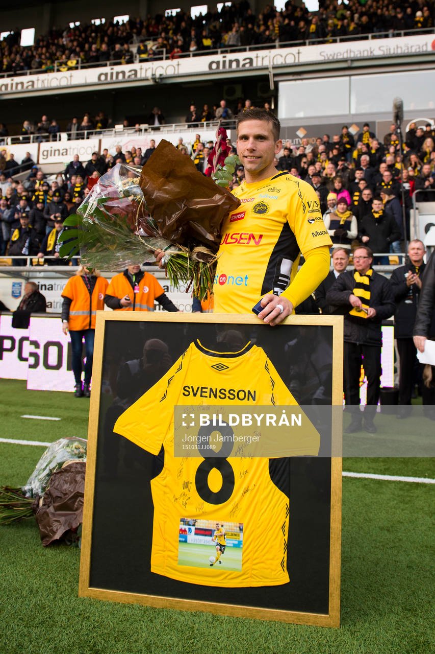 Elfsborgs Anders Svensson med gåva och blommor han fått