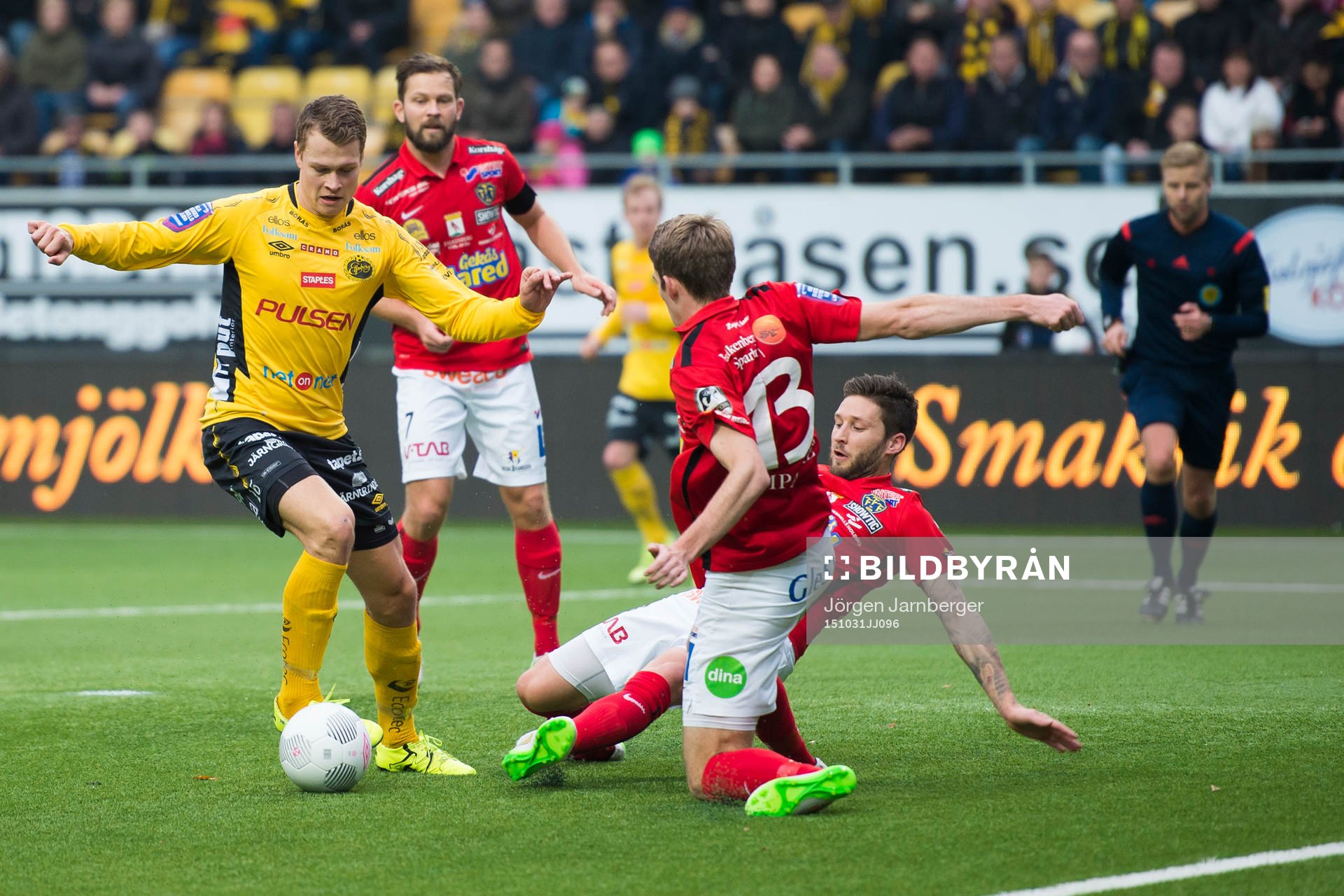 Elfsborgs Viktor Claesson försöker ta sig förbi