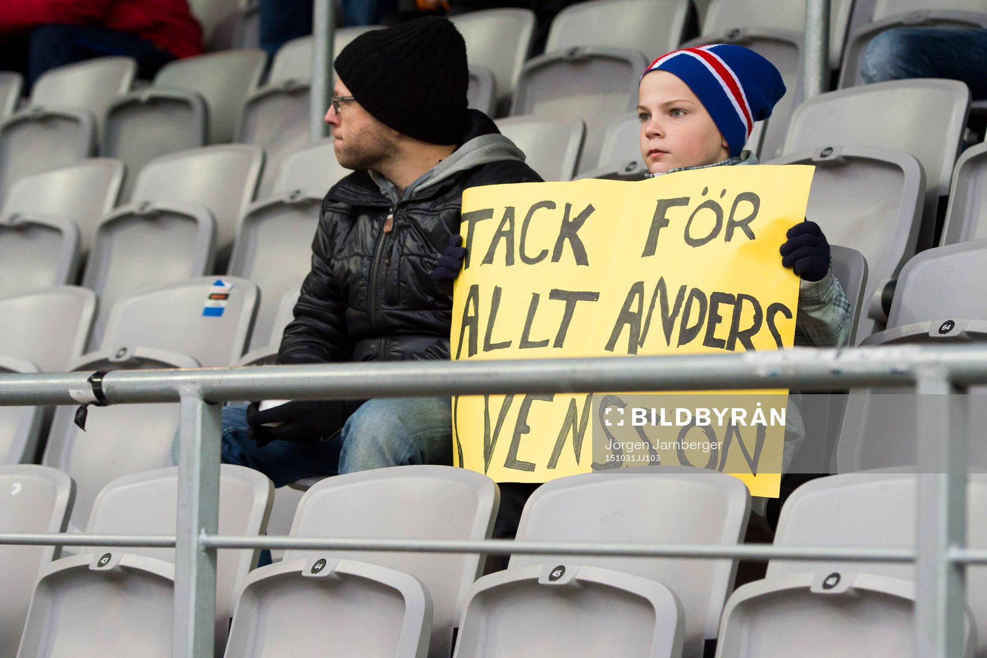 En kille i publiken med skylten Tack för allt Anders