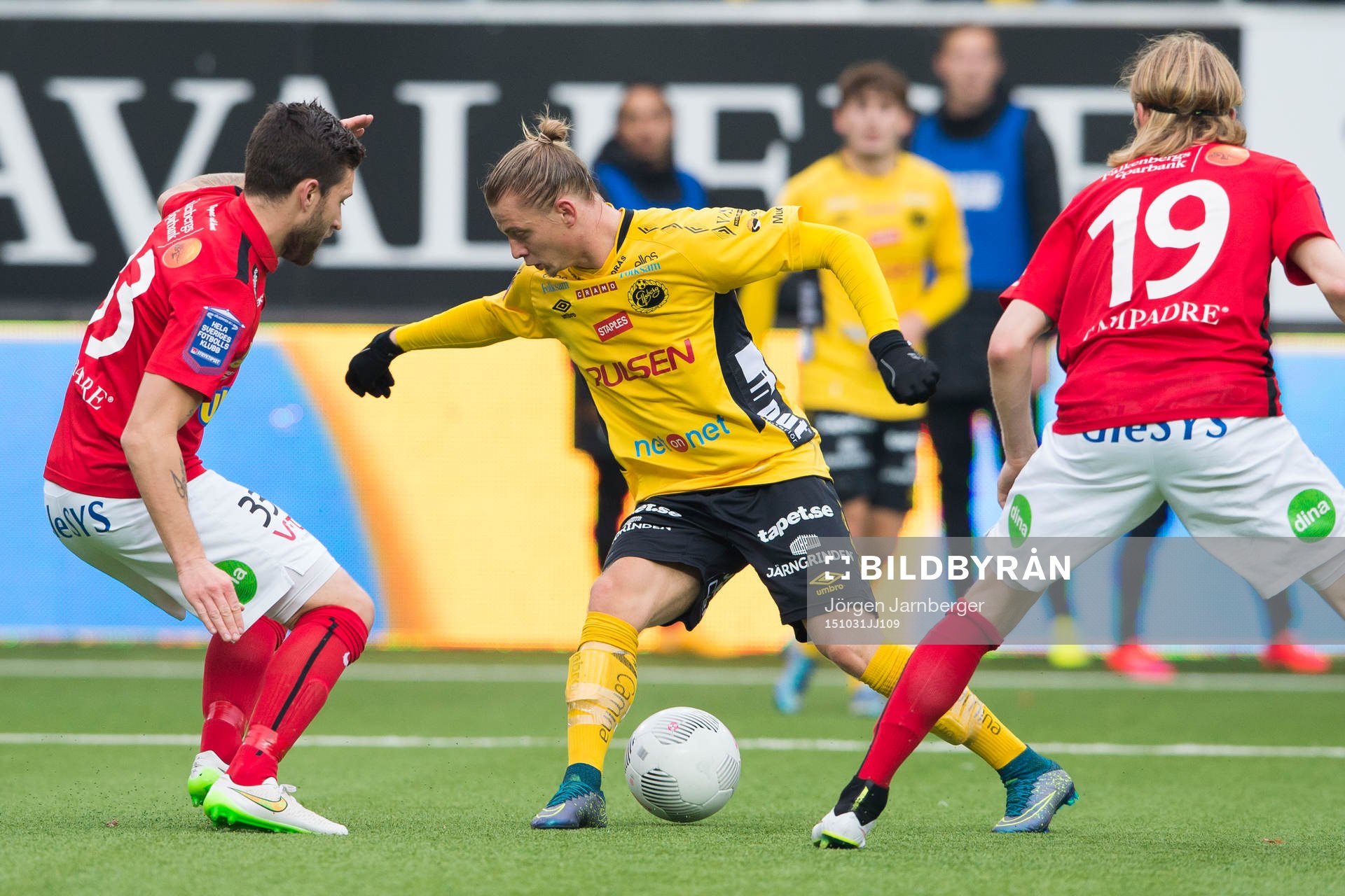 Elfsborgs Simon Hedlund försöker ta sig förbi
