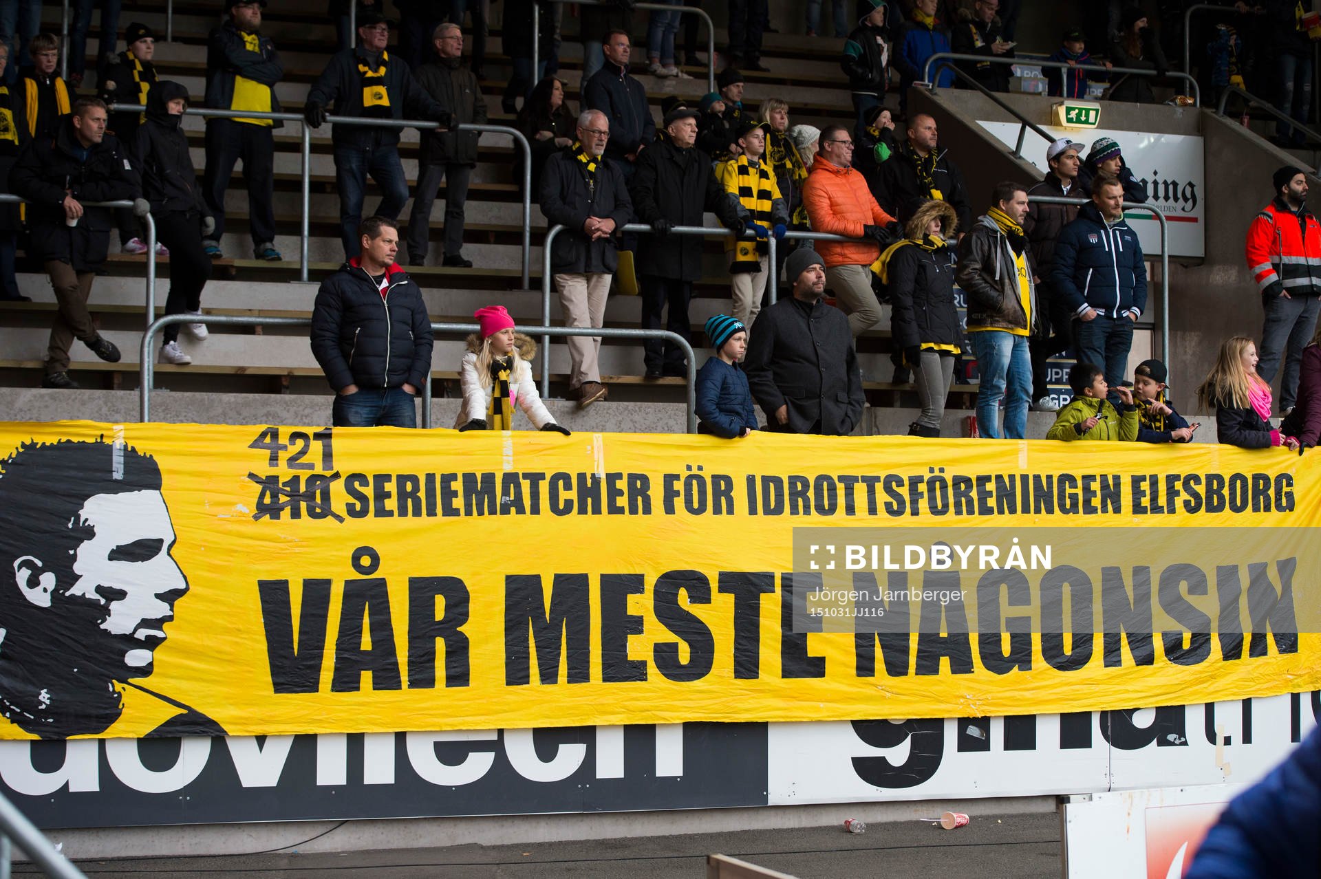 En banderoll med hyllning till Anders Svensson (ej i bild)