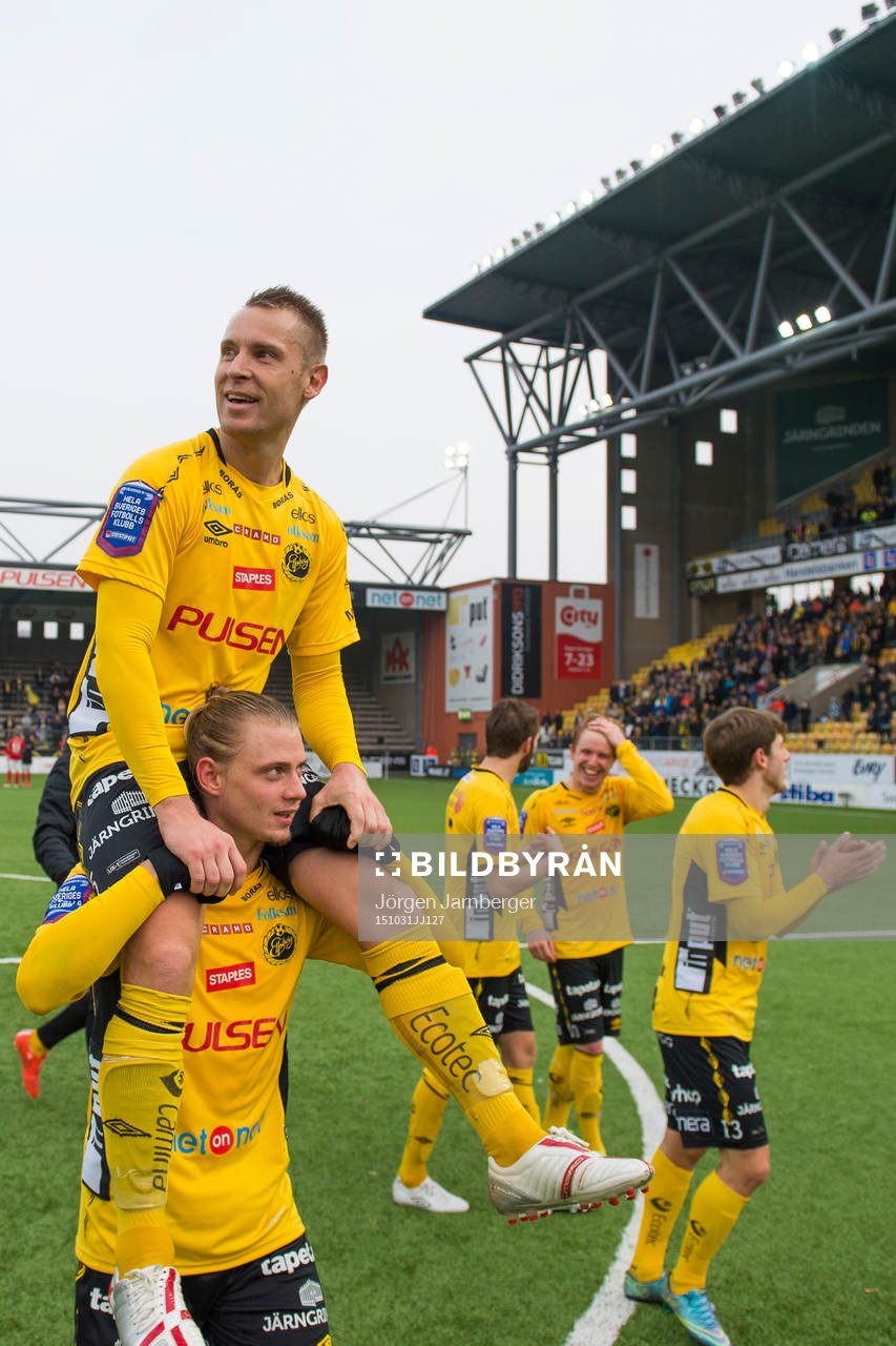 Elfsborgs Simon Hedlund bär Andreas Klarström på axlarna