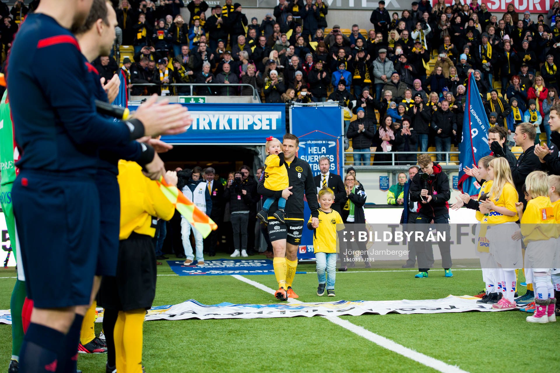 Elfsborgs Anders Svensson avtackas och kommer in på Borås arena mellan domare och spelare från båda lagen och tillsammans med barnan innan en fotbollsmatch i Allsvenskan mellan Elfsborg och Falkenberg den 31 oktober 2015 i Borås.