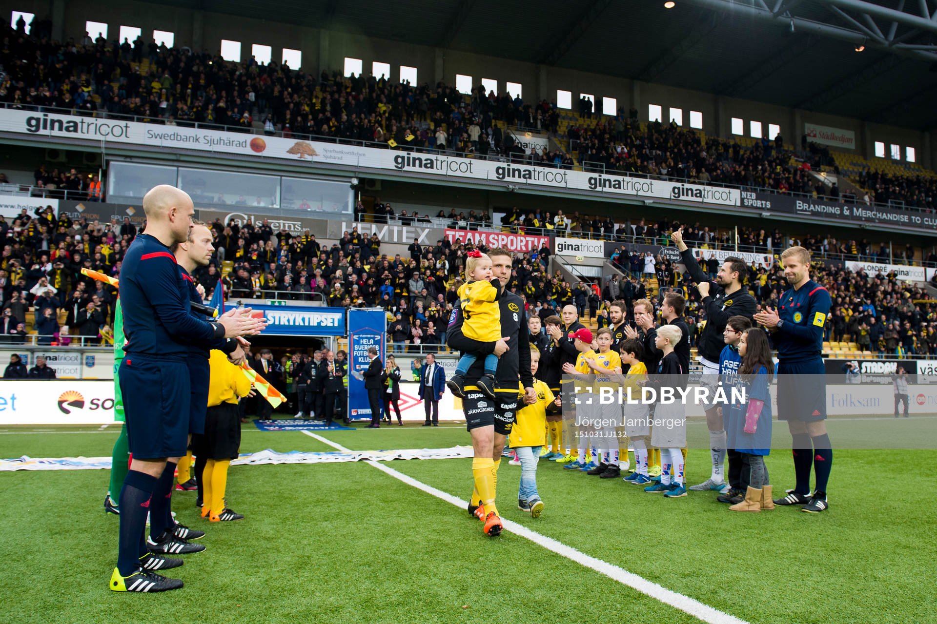 Elfsborgs Anders Svensson avtackas och kommer in på Borås arena mellan domare och spelare från båda lagen och tillsammans med barnan innan en fotbollsmatch i Allsvenskan mellan Elfsborg och Falkenberg den 31 oktober 2015 i Borås.