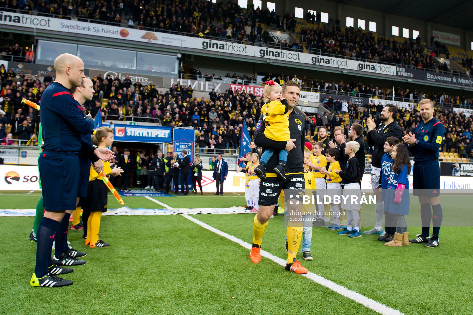 Elfsborgs Anders Svensson avtackas och kommer in på Borås arena mellan domare och spelare från båda lagen och tillsammans med barnan innan en fotbollsmatch i Allsvenskan mellan Elfsborg och Falkenberg den 31 oktober 2015 i Borås.
