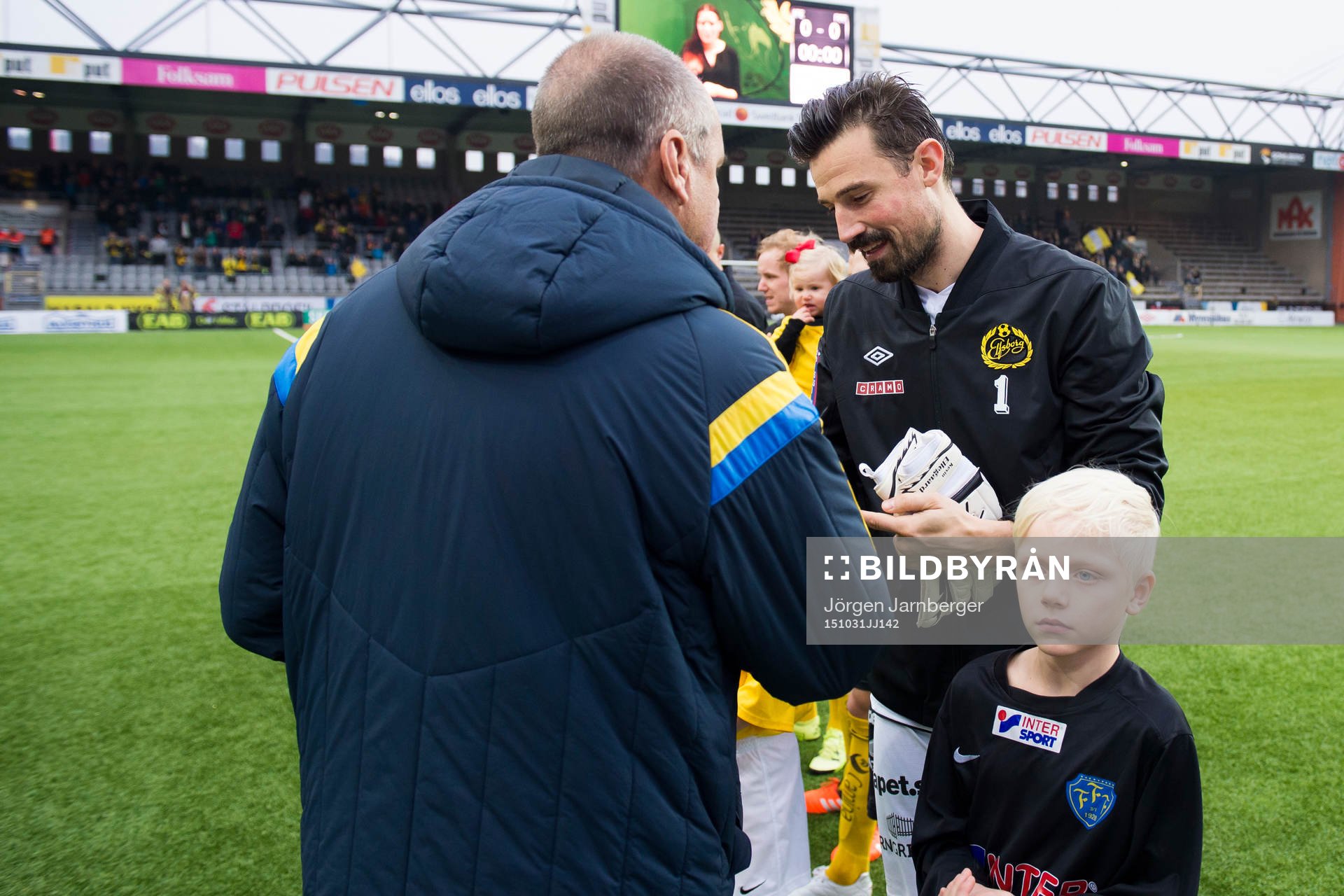 Elfsborgs målvakt Kevin Stuhr Ellegaard tar emot pros