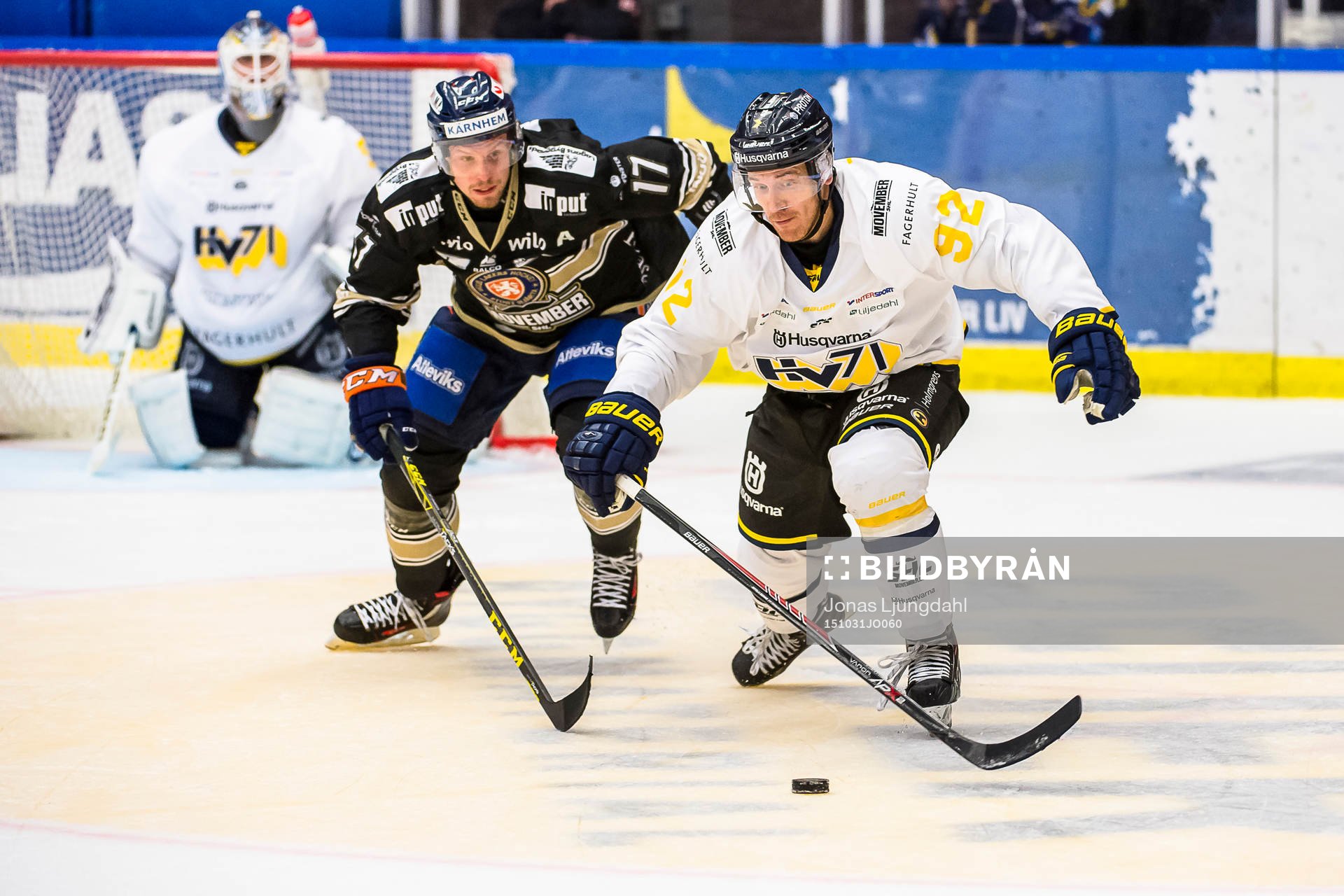 s Teemu Laine jagas av Växjös Alexander Johansson