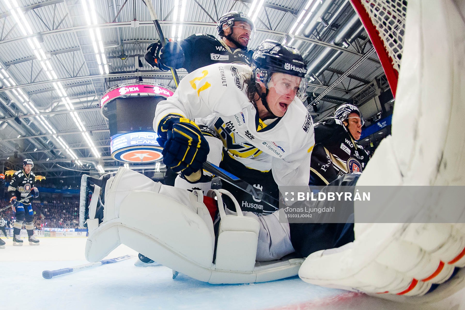 s Mattias Tedenby faller in i målet