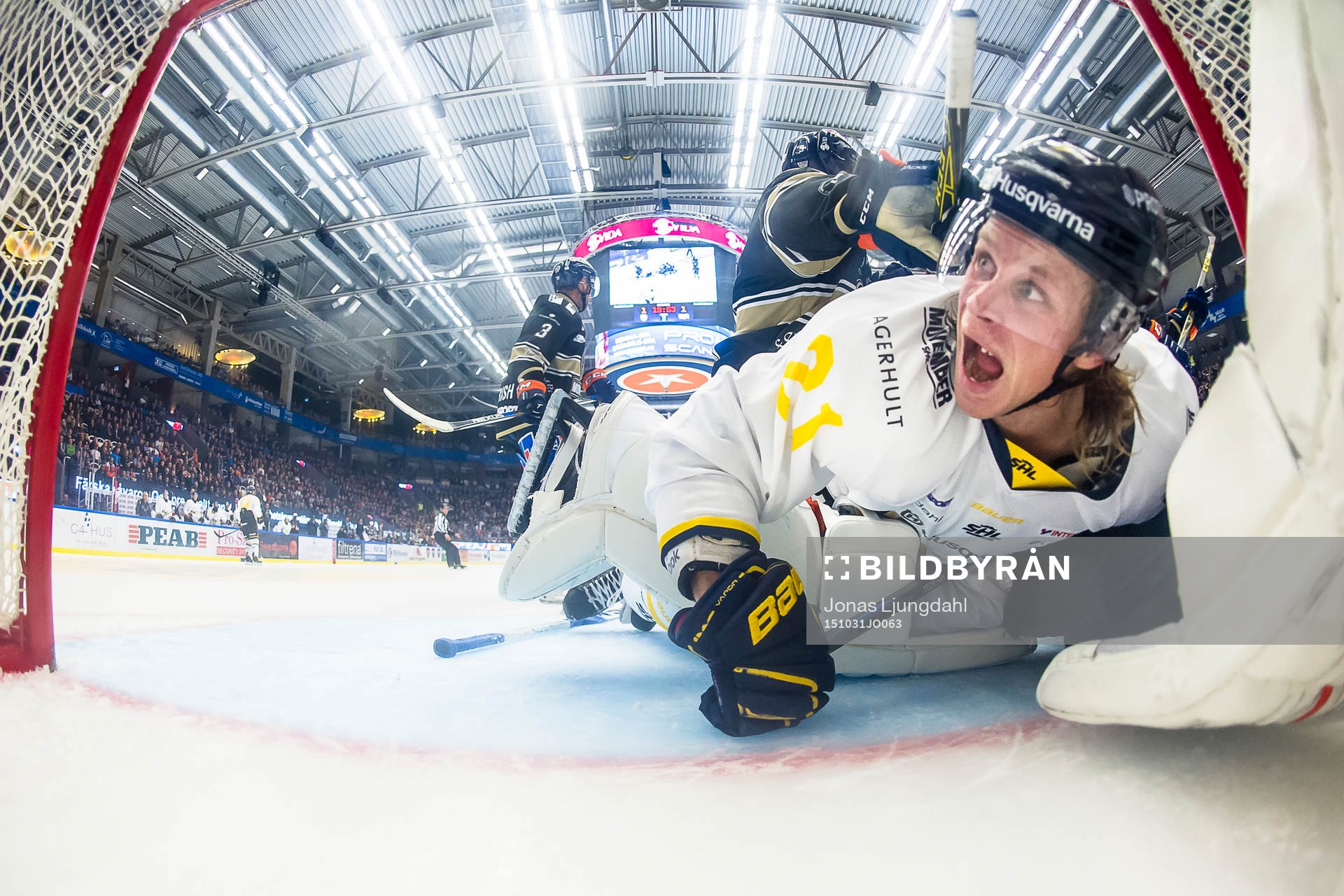 s Mattias Tedenby faller in i målet