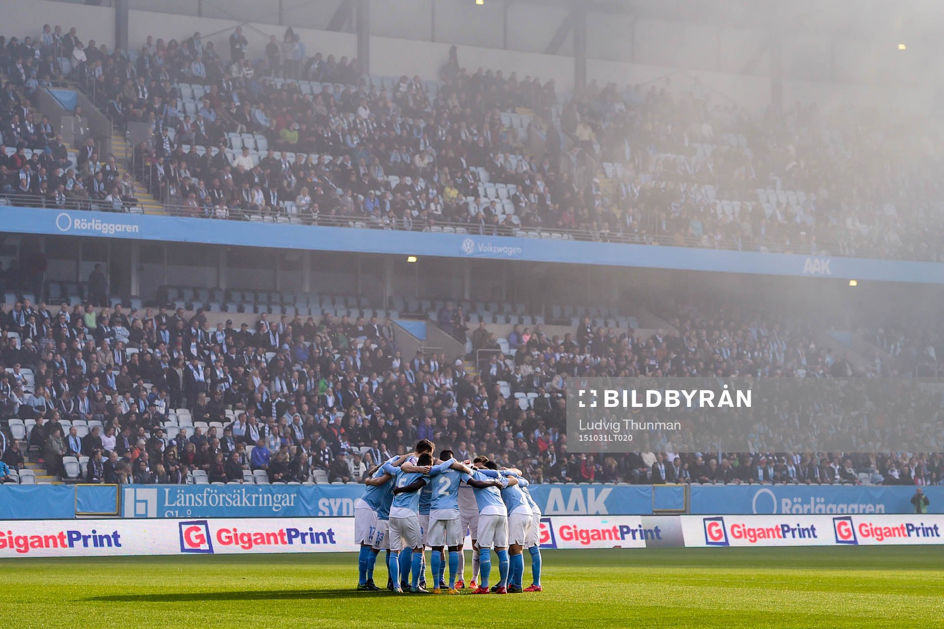 Malmös spelare samlas inför fotbollsmatchen i Allsvenskan mellan Malmö FF och Norrköping den 31 oktober 2015 i Malmö. 