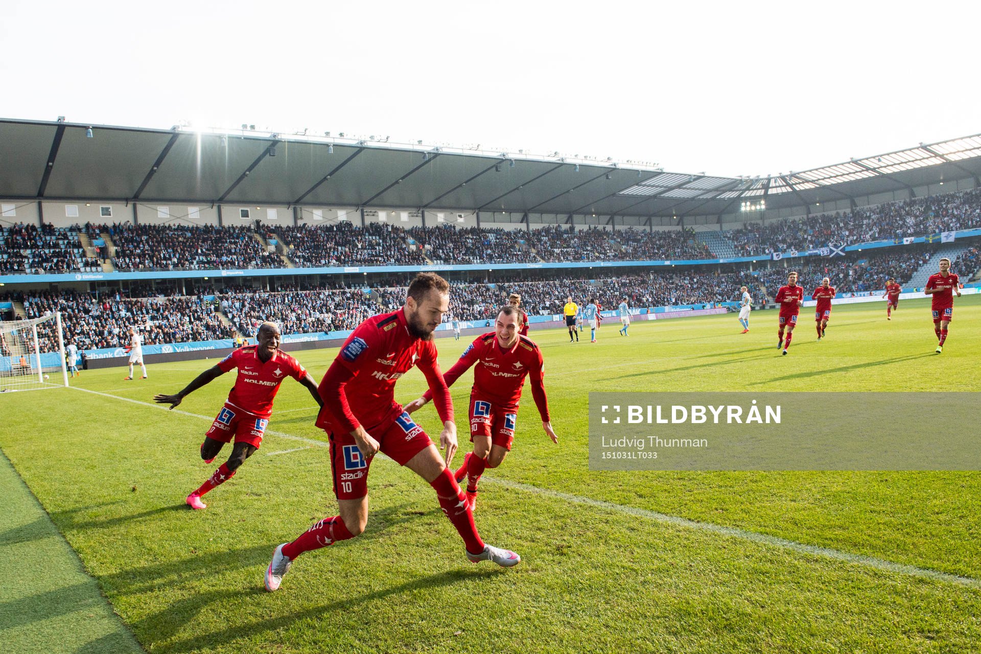 Norrköpings Alhaji Kamara (tv) och Nikola Tkalcic (th) jublar efter att Emir Kujovic (m) gjort 0-1 under fotbollsmatchen i Allsvenskan mellan Malmö FF och Norrköping den 31 oktober 2015 i Malmö.