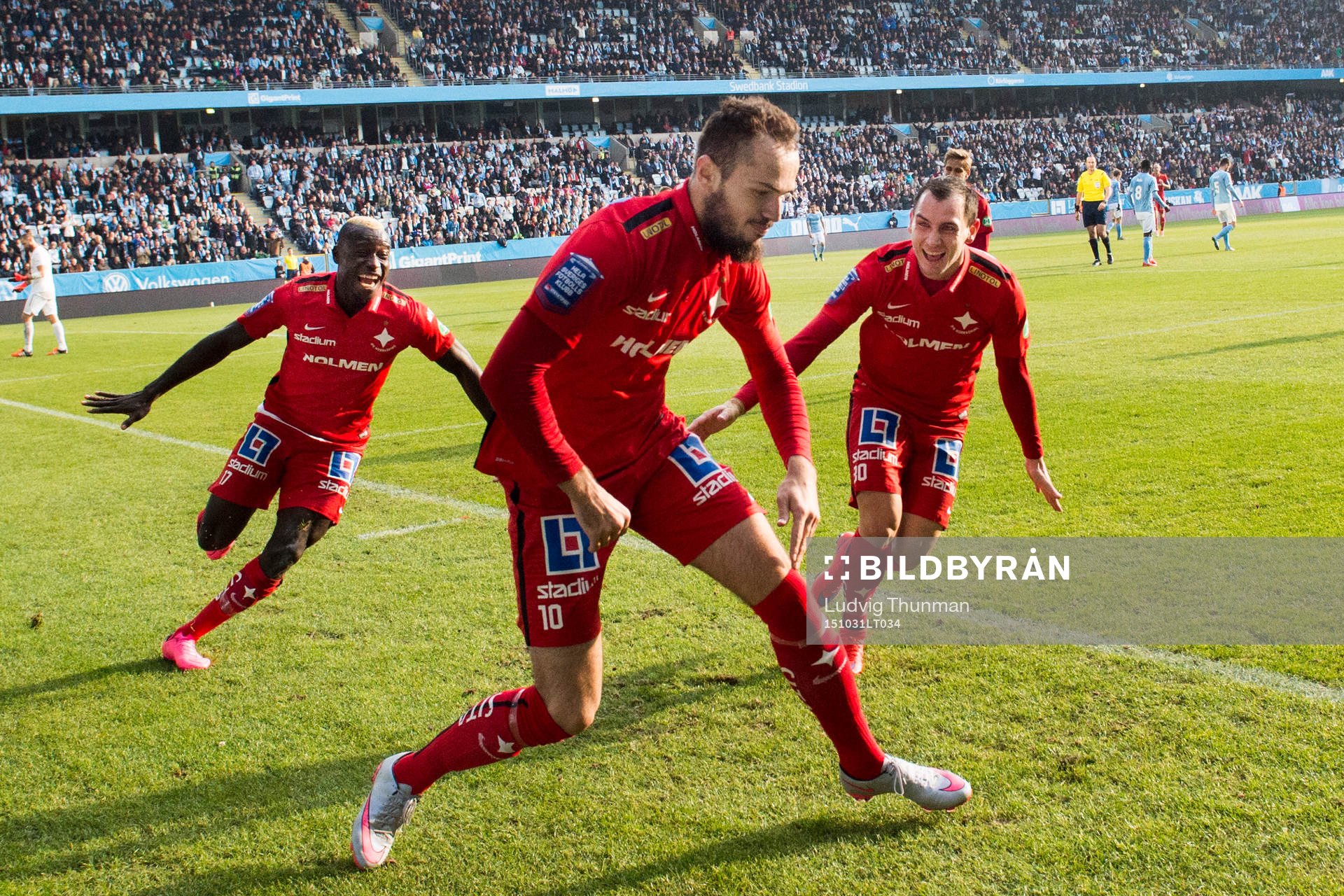 Norrköpings Alhaji Kamara (tv) och Nikola Tkalcic (th) jublar efter att Emir Kujovic (m) gjort 0-1 under fotbollsmatchen i Allsvenskan mellan Malmö FF och Norrköping den 31 oktober 2015 i Malmö.