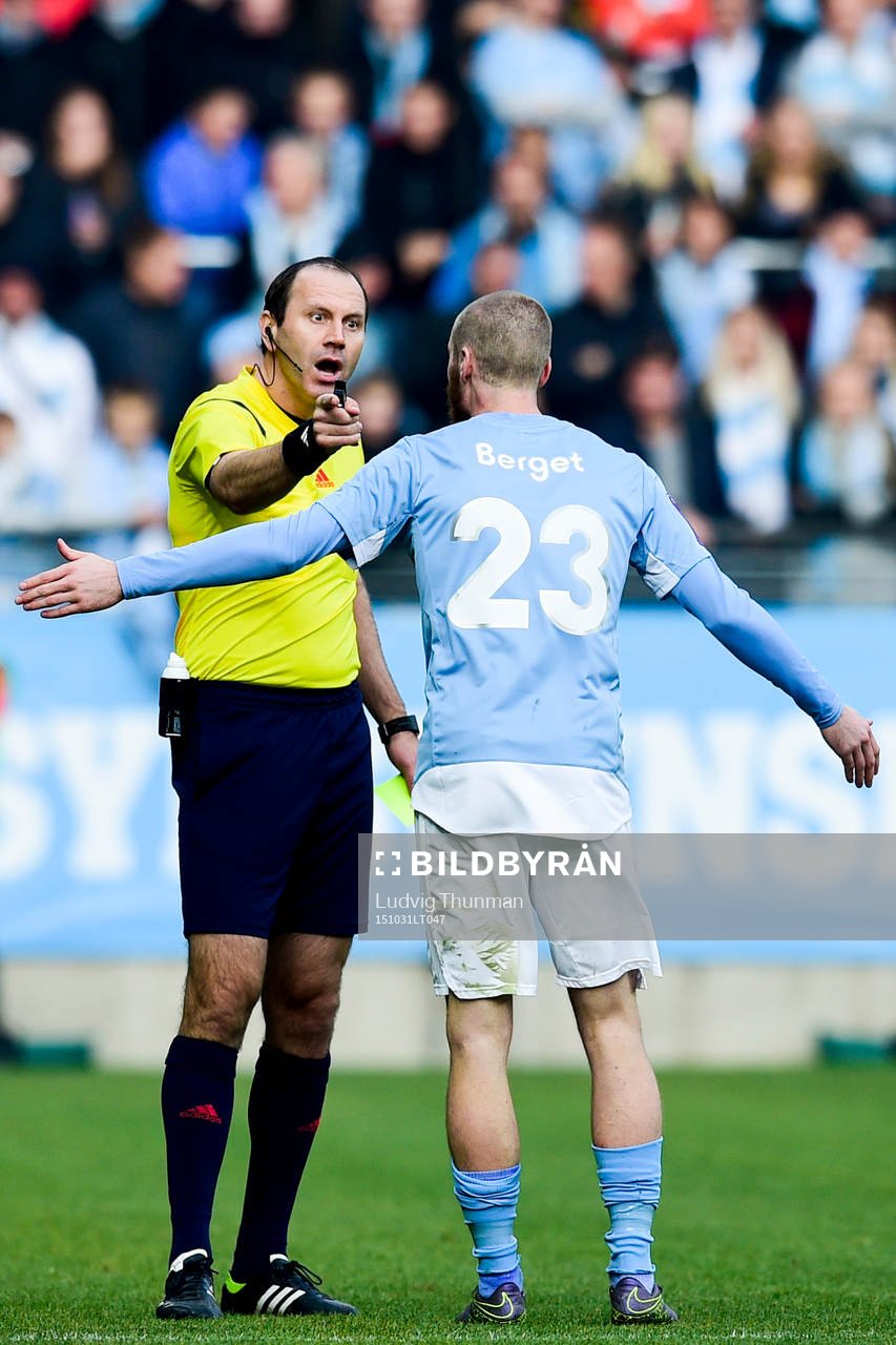 Domare Jonas Eriksson i samtal med Malmös Jo Inge Berget under fotbollsmatchen i Allsvenskan mellan Malmö FF och Norrköping den 31 oktober 2015 i Malmö.